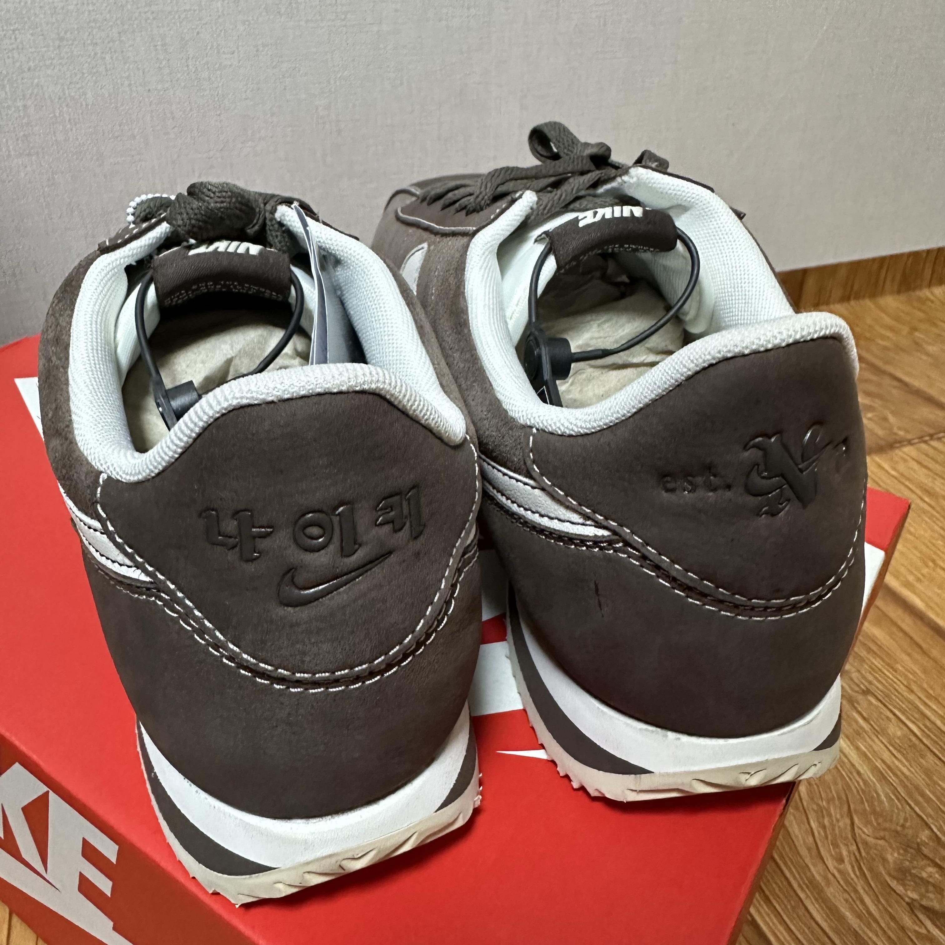 Nike Cortez SE Hangul Day Baroque Brown Sail 착용 스타일 - 3