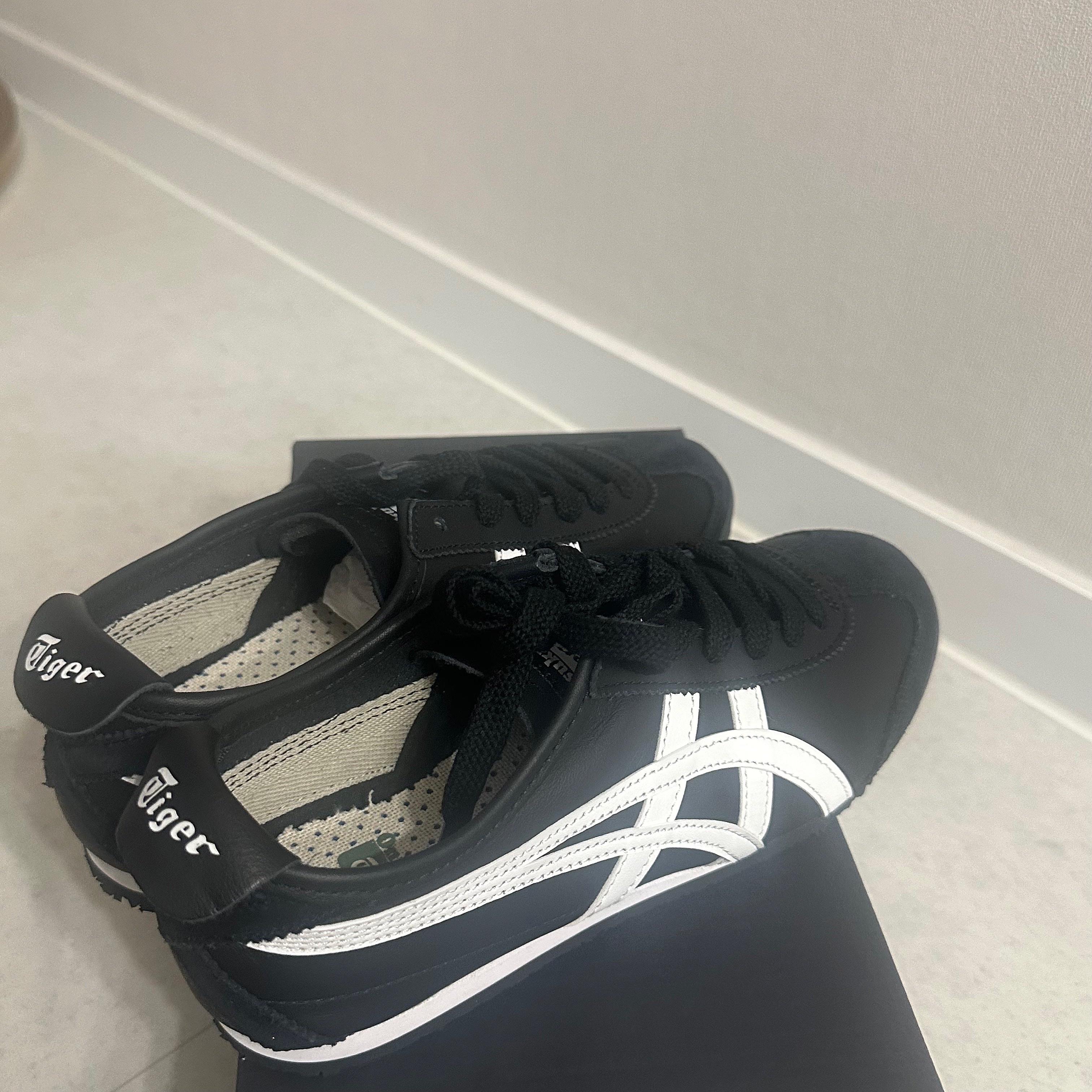 Onitsuka Tiger Mexico 66 Black White 착용 스타일