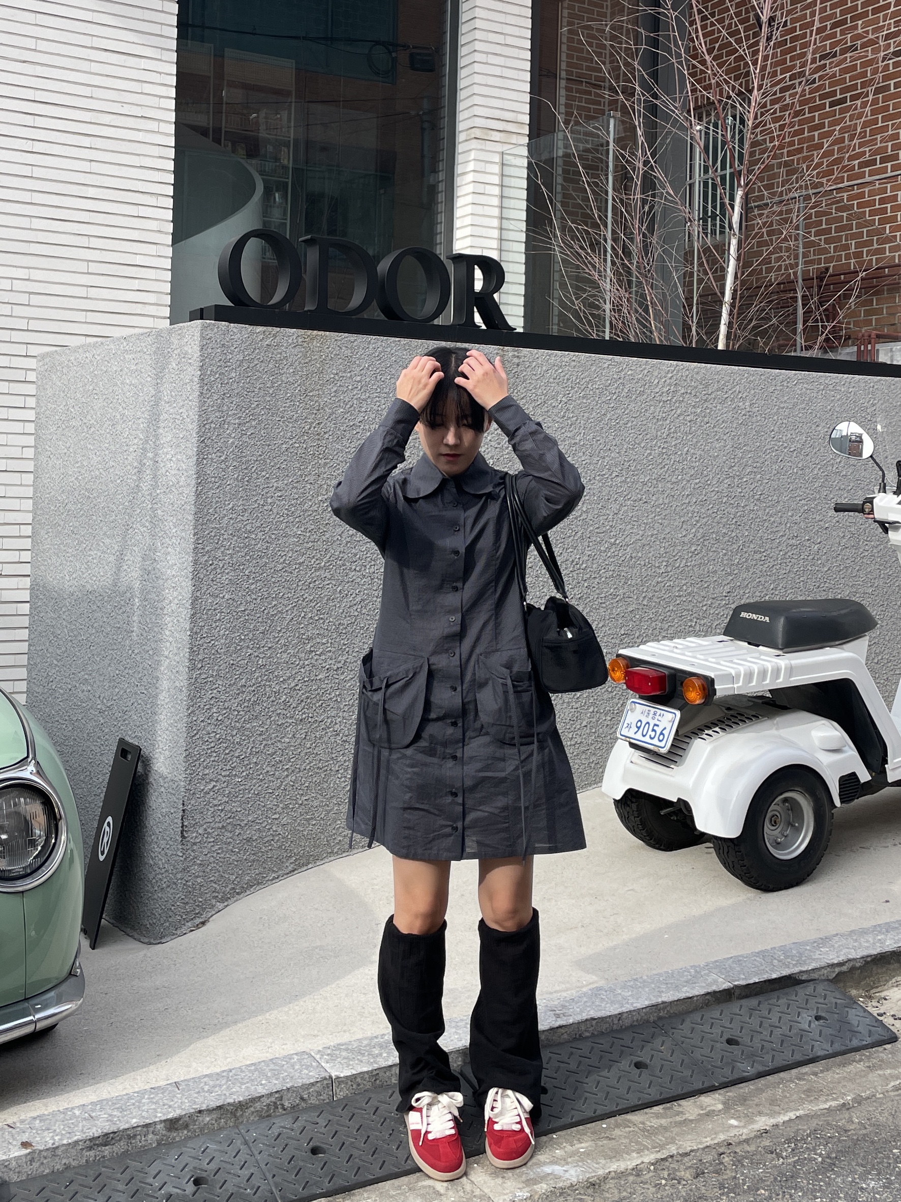 Matin Kim Sporty Tote Bag Black 착용 스타일 - 2