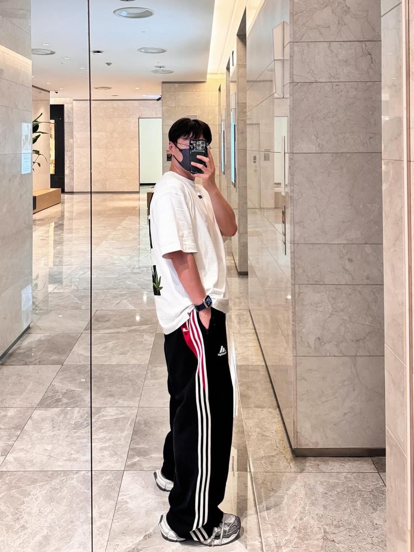 Off-White Weed Arrow Skate Over S/S T-Shirt White, Balenciaga x Adidas Fleece Baggy Sweatpants Black 착용 스타일 - 3