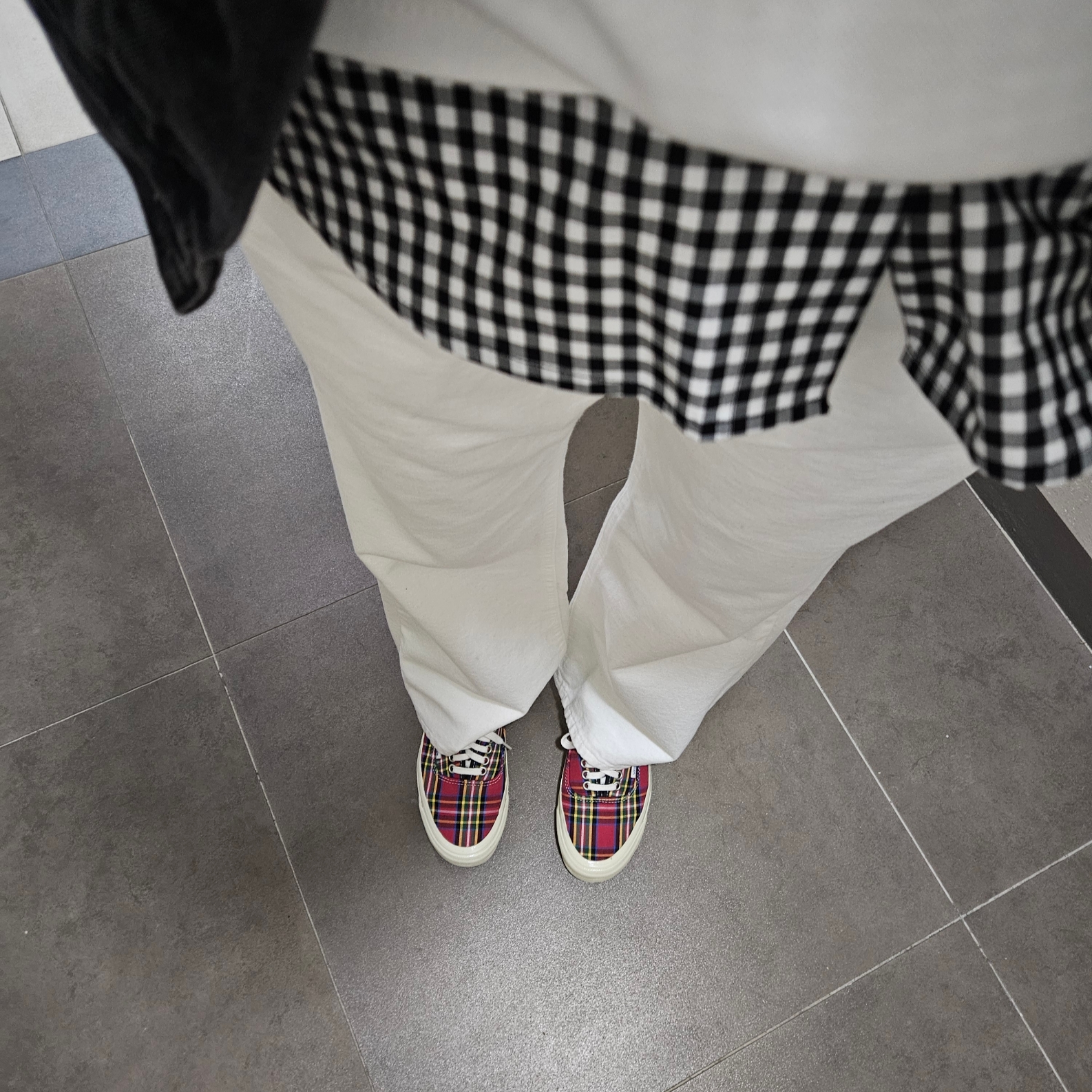 Chanel Brooch Metal Calfskin & Gold Black Pink, Vans Authentic 44 DX Anaheim Factory OG Plaid Red 착용 스타일 - 3