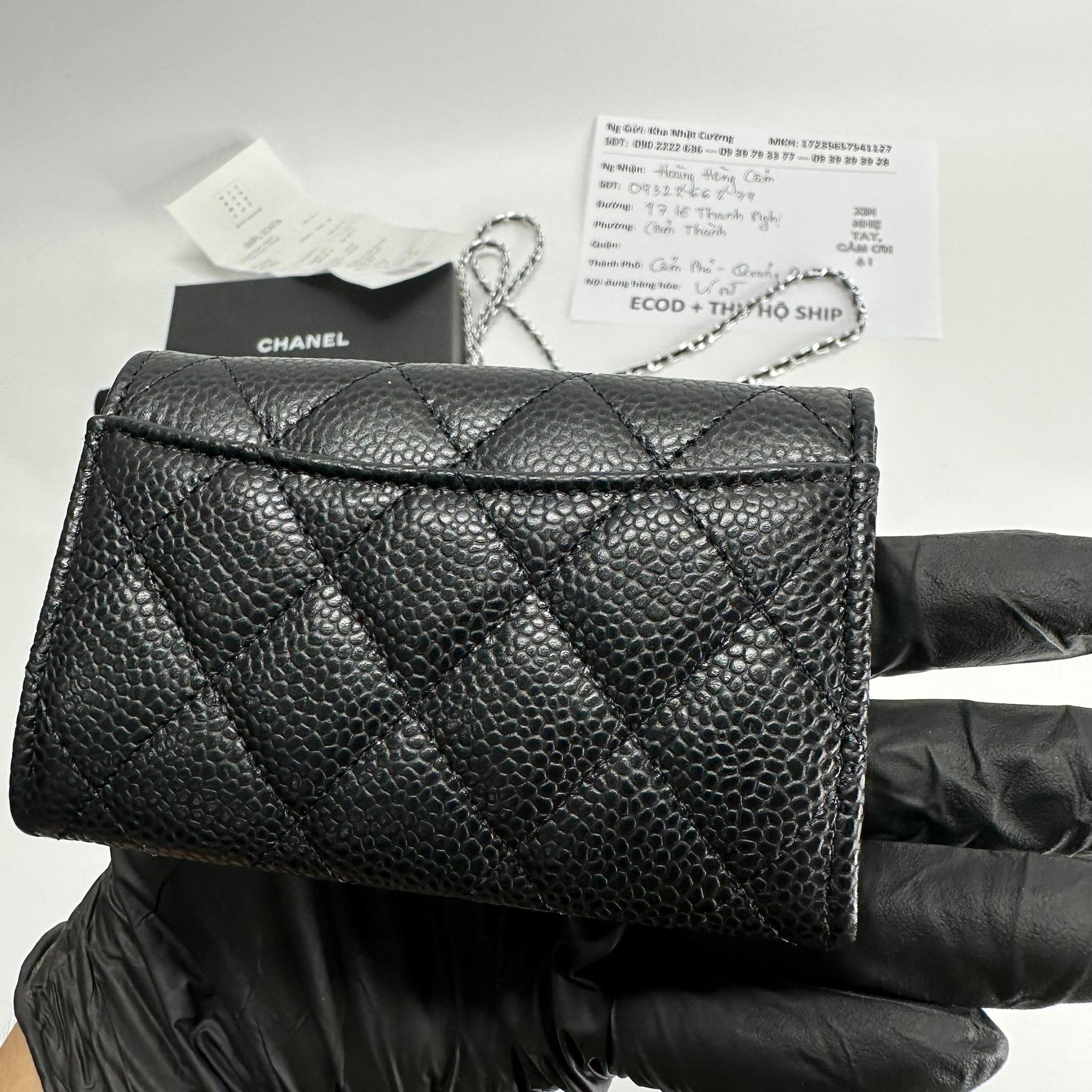 Chanel Classic Card Holder Grained Calfskin & Silver Black 착용 스타일 - 3