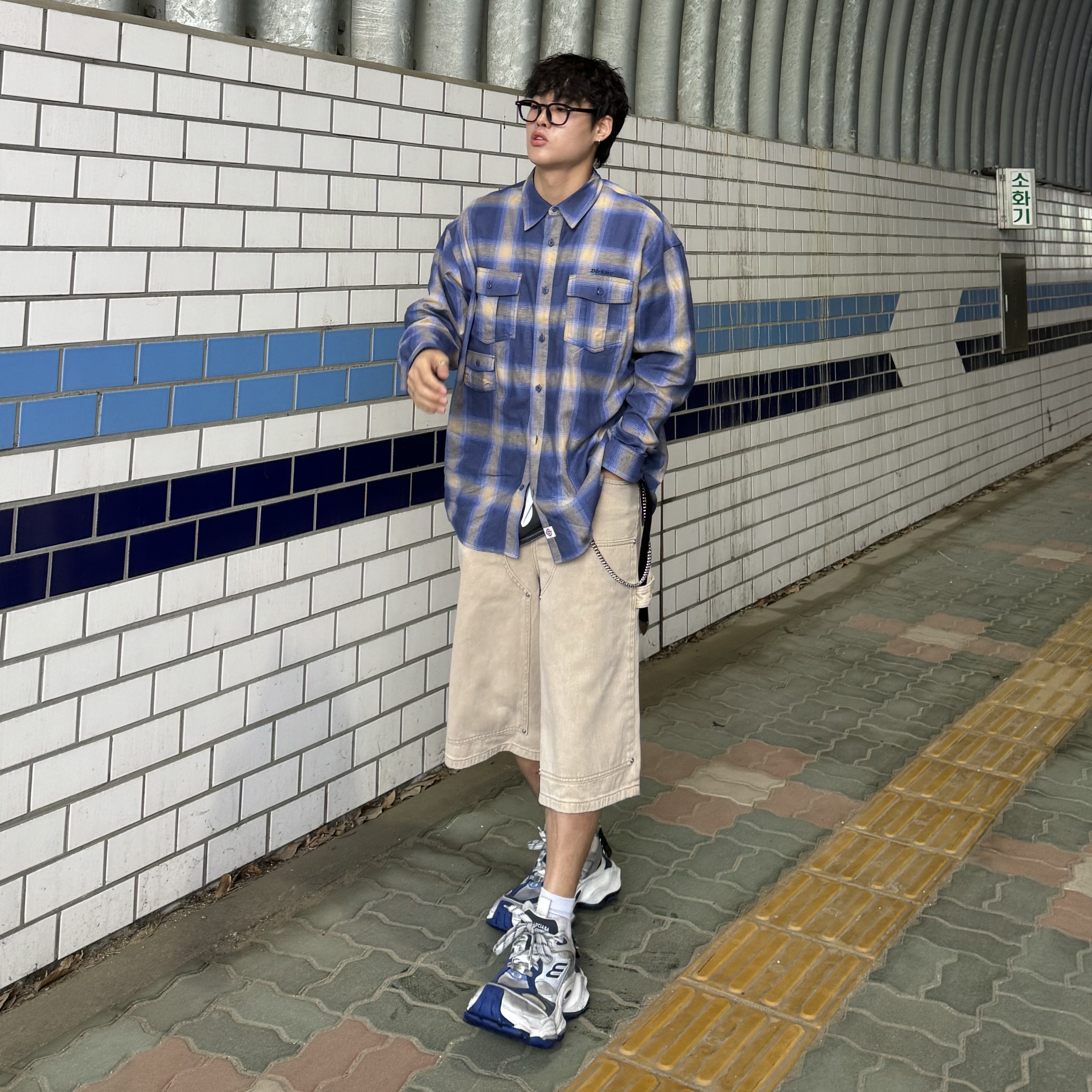 Balenciaga Cargo Sneakers Grey White Blue 착용 스타일 - 2