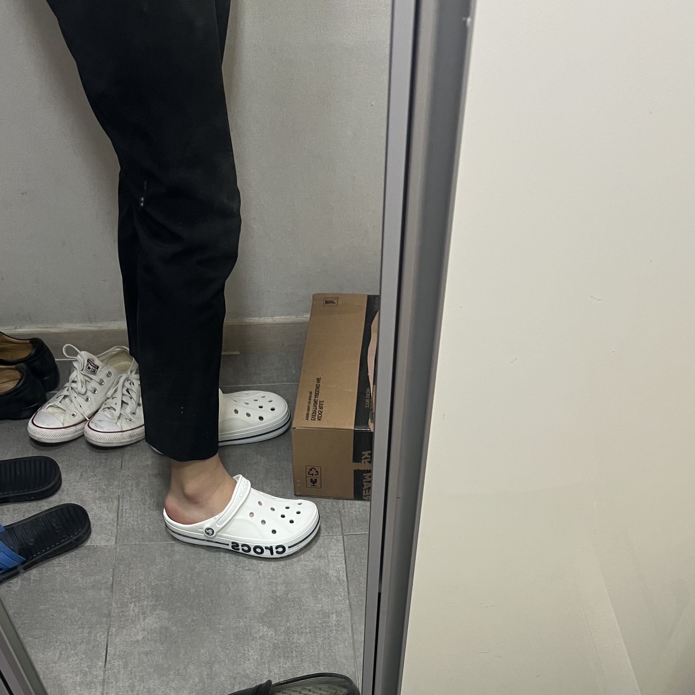 Crocs Bayaband Clog White Navy 착용 스타일