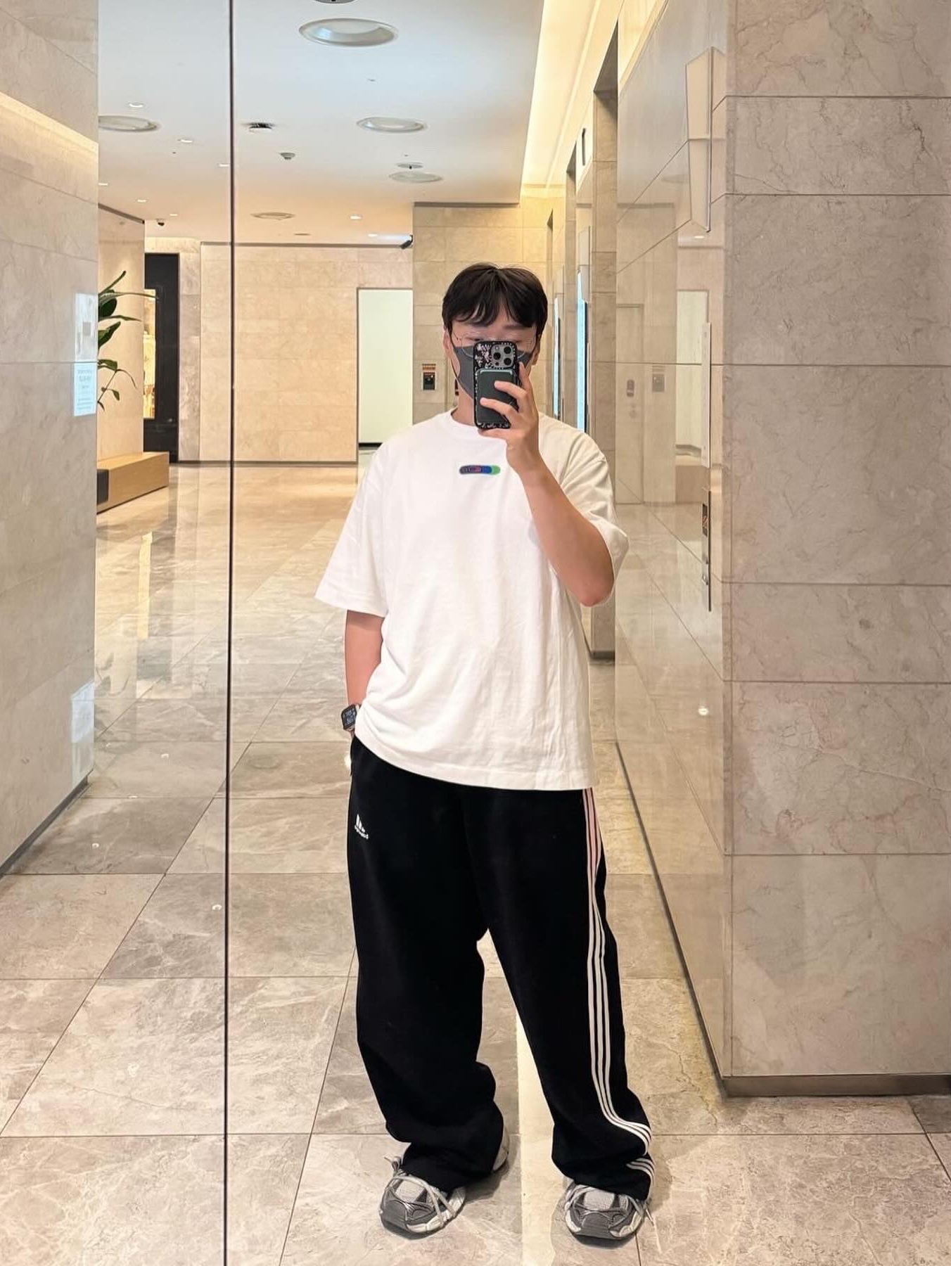 Off-White Weed Arrow Skate Over S/S T-Shirt White, Balenciaga x Adidas Fleece Baggy Sweatpants Black 착용 스타일 - 1