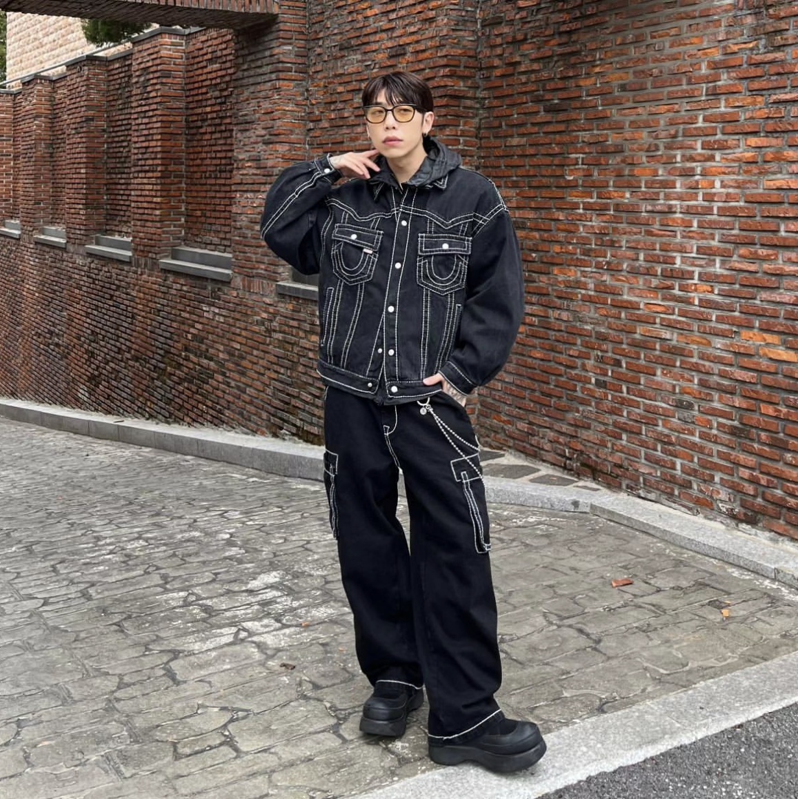 True Religion Big T Origin Trucker Jacket Black, True Religion Classic Cargo Pants Mk-2 Black 착용 스타일 - 1