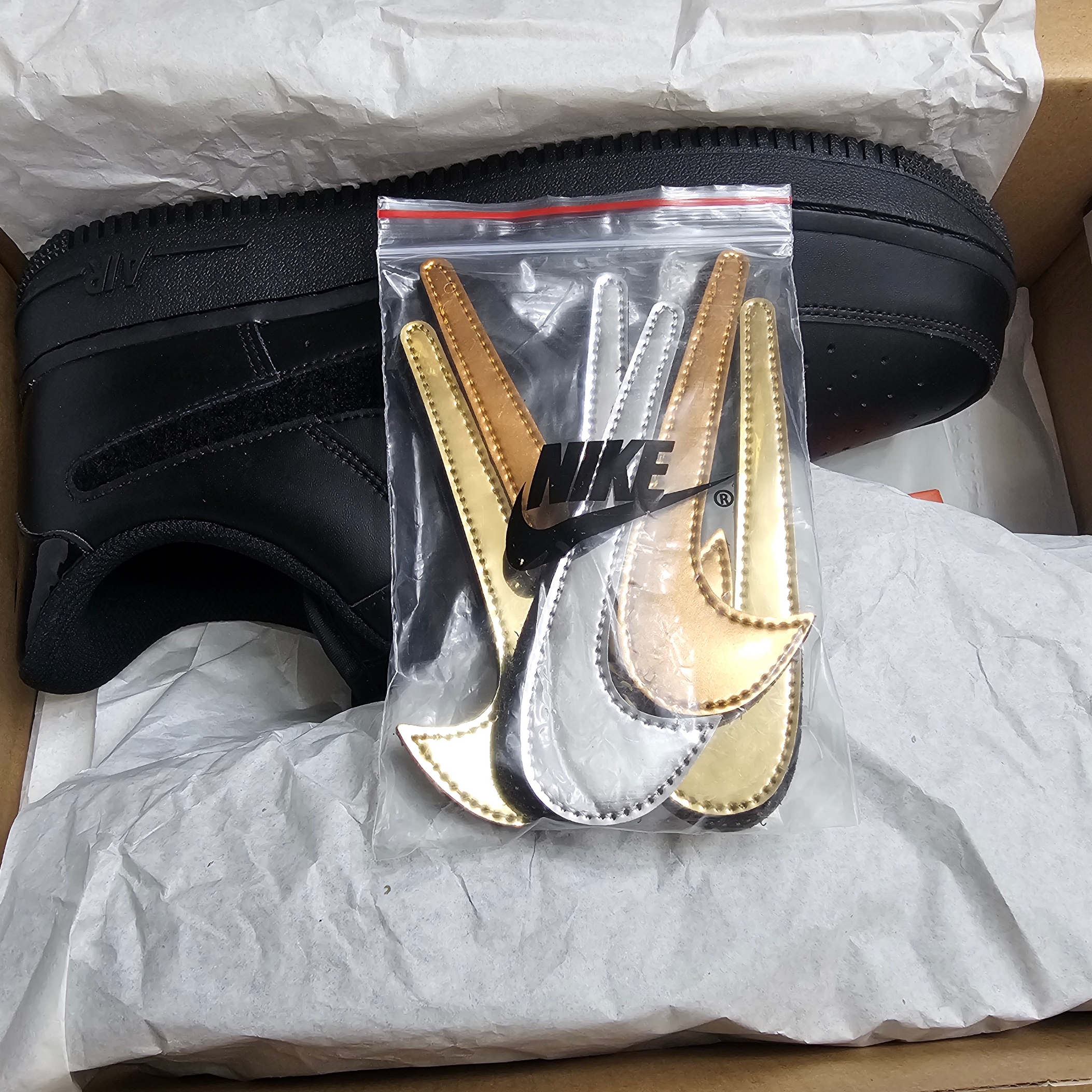 Nike Air Force 1 Low Black Metallic Gold Removable Swoosh Pack 착용 스타일 - 6