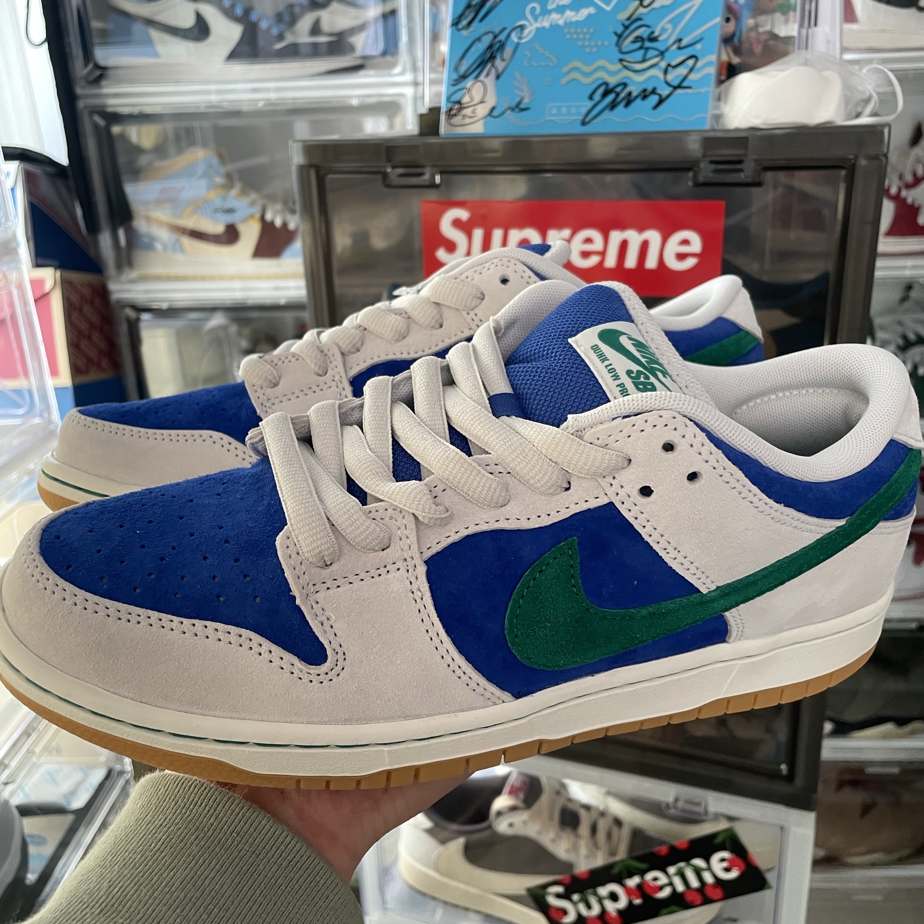 Nike SB Dunk Low Pro Phantom and Hyper Royal 착용 스타일 - 1