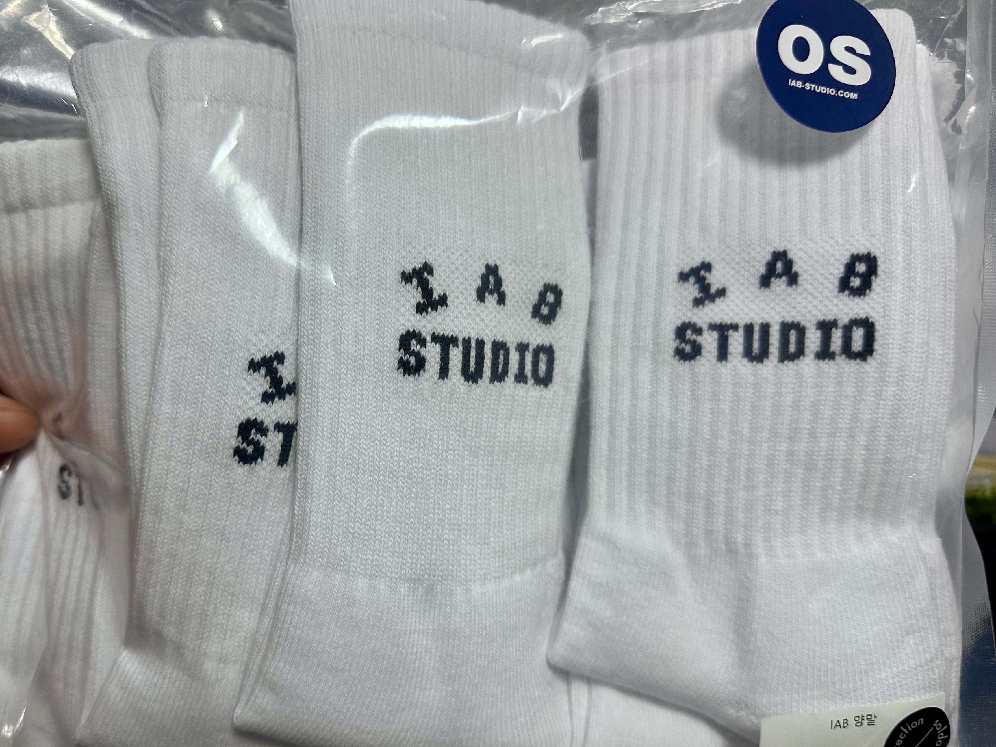 IAB Studio Socks White (5 Pack) 착용 스타일