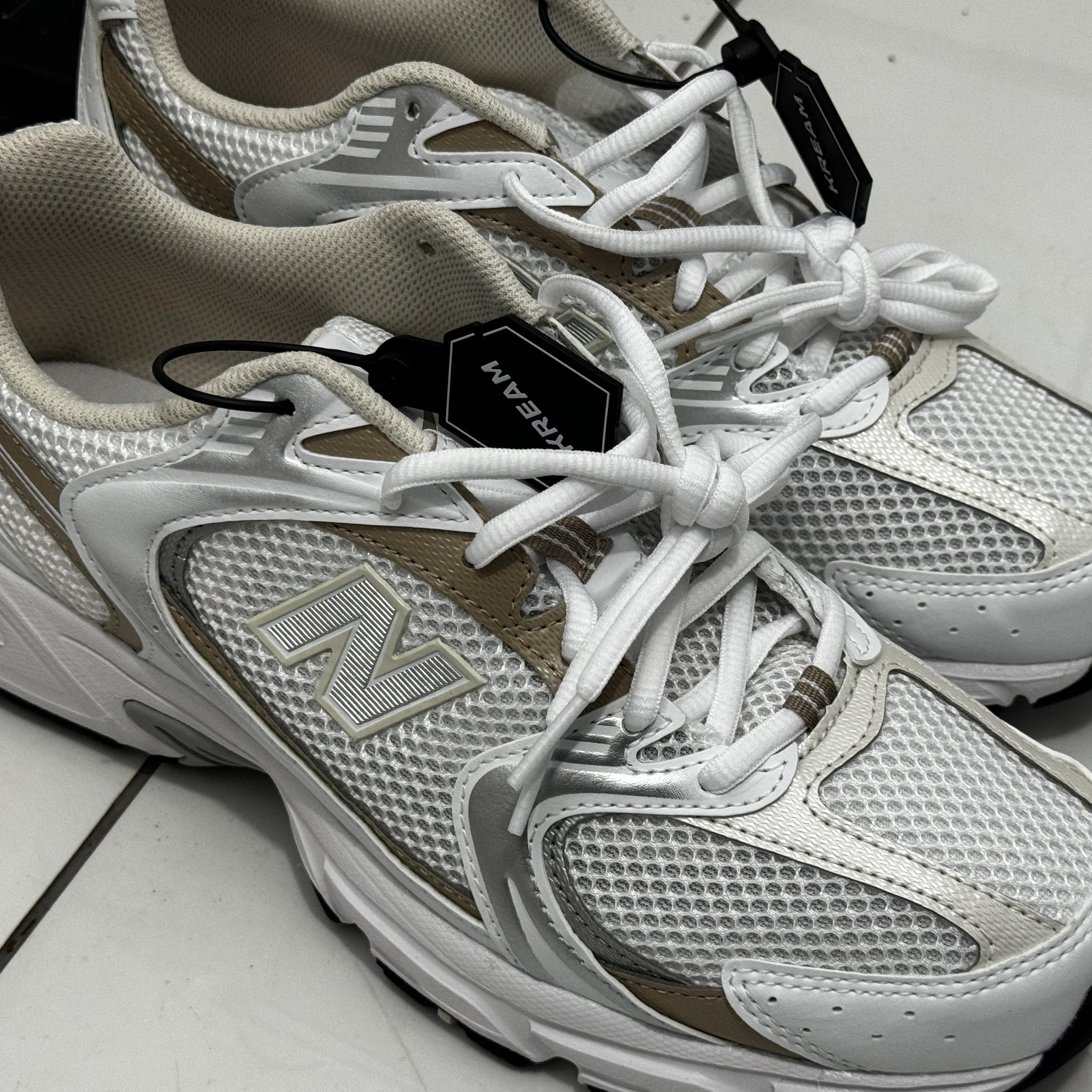 New Balance 530 White Stoneware Linen 착용 스타일