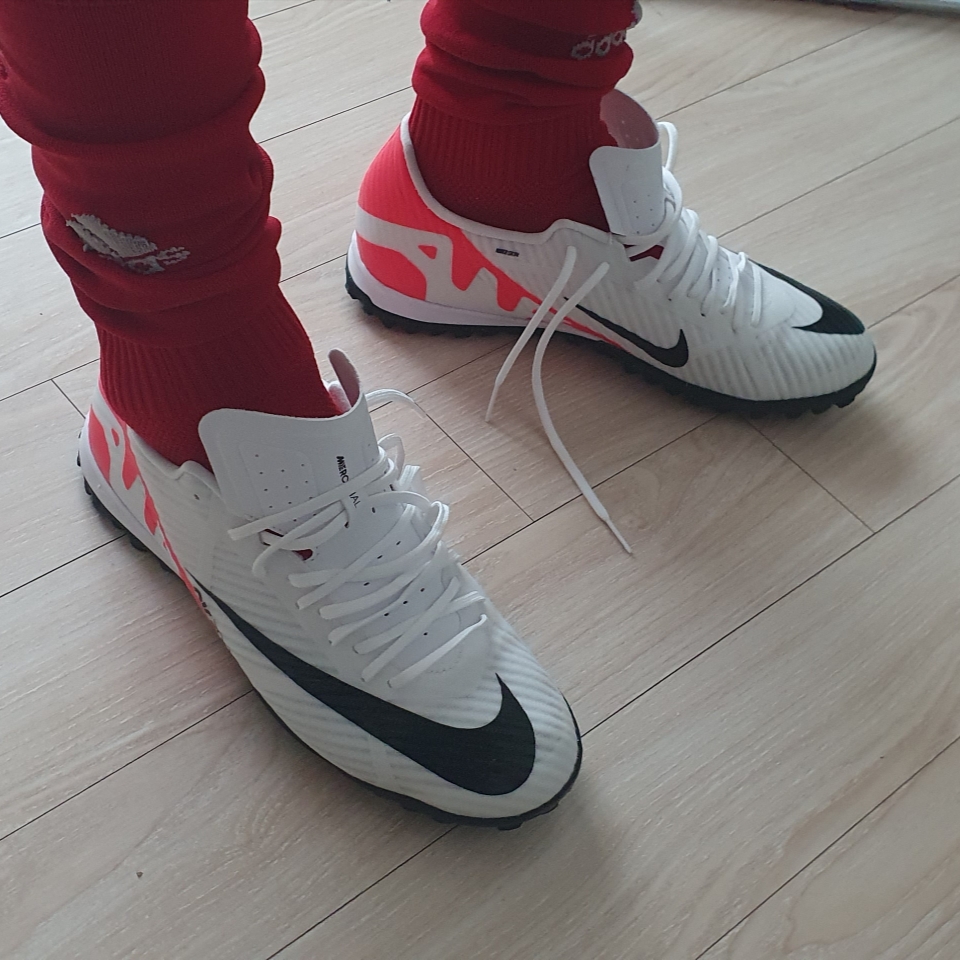 Nike Zoom Mercurial Vapor 15 Academy TF Bright Crimson White 착용 스타일 - 1
