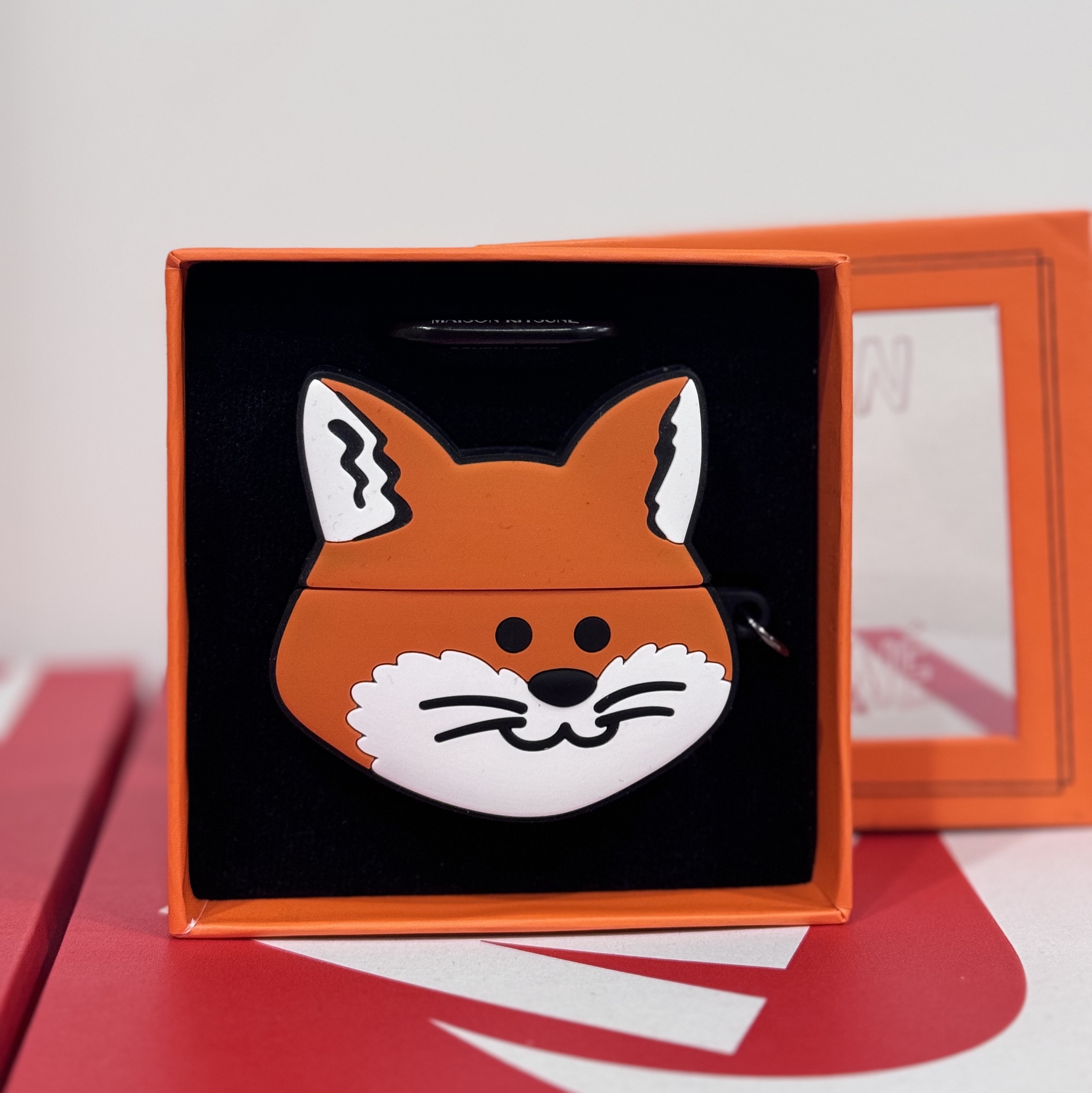Maison Kitsune x Line Friends Kitsune AirPods Pro Case 착용 스타일 - 3