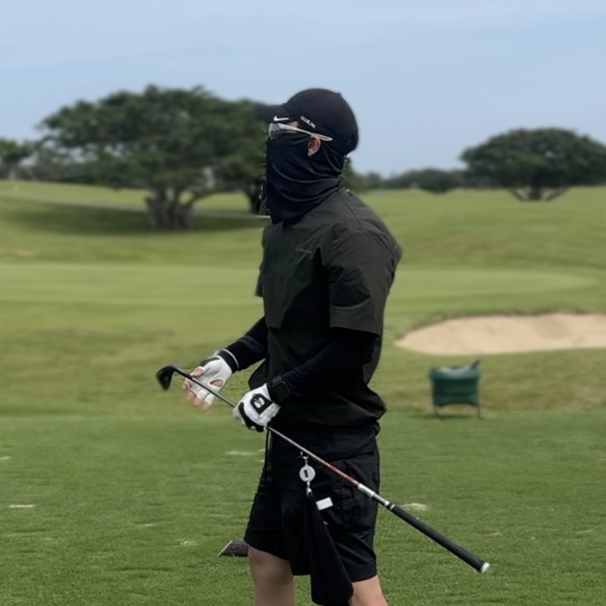 Nike x Drake Nocta Windshield Elite E Matte Sunglasses Pure Platinum, Nike x Drake Nocta Golf Cap Black 착용 스타일