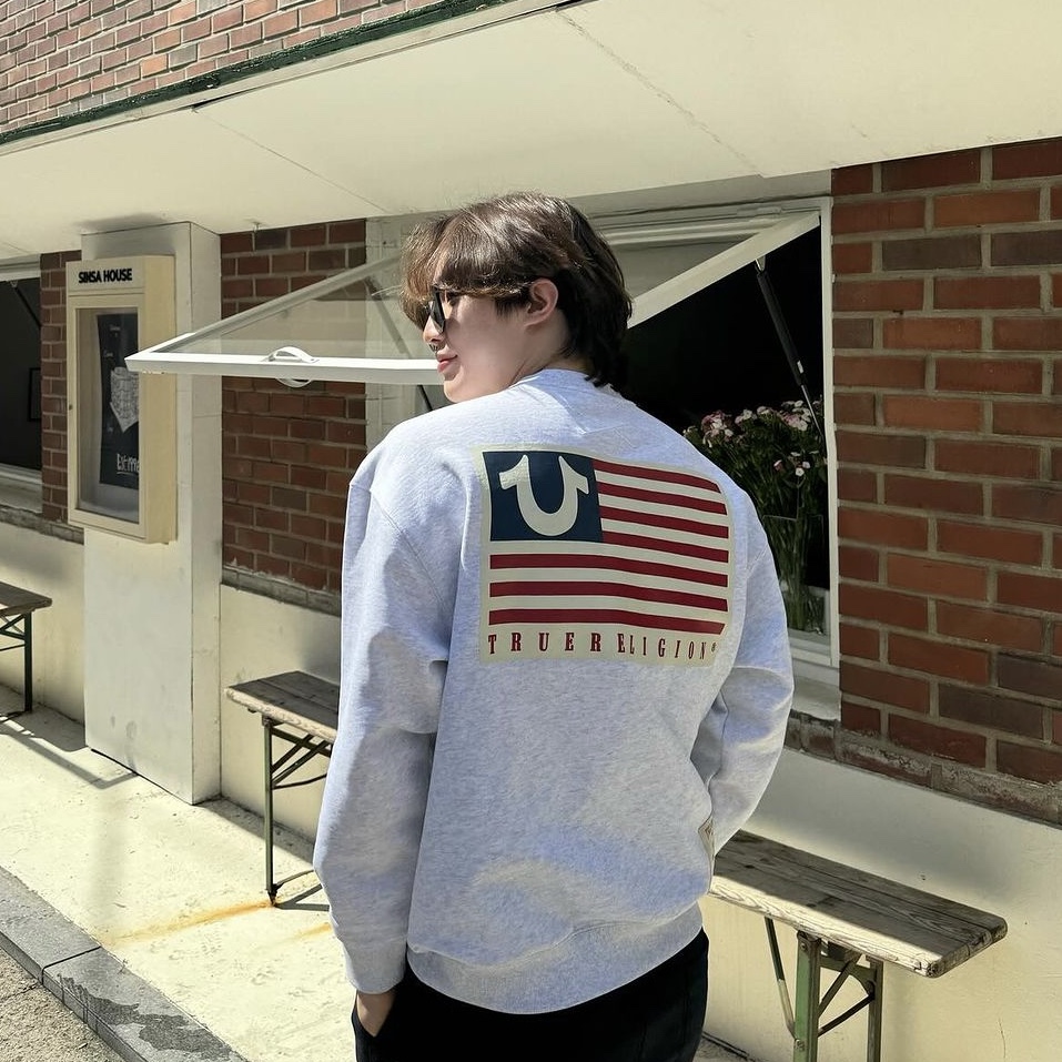True Religion Old Glory Crewneck Melange Grey 착용 스타일 - 2