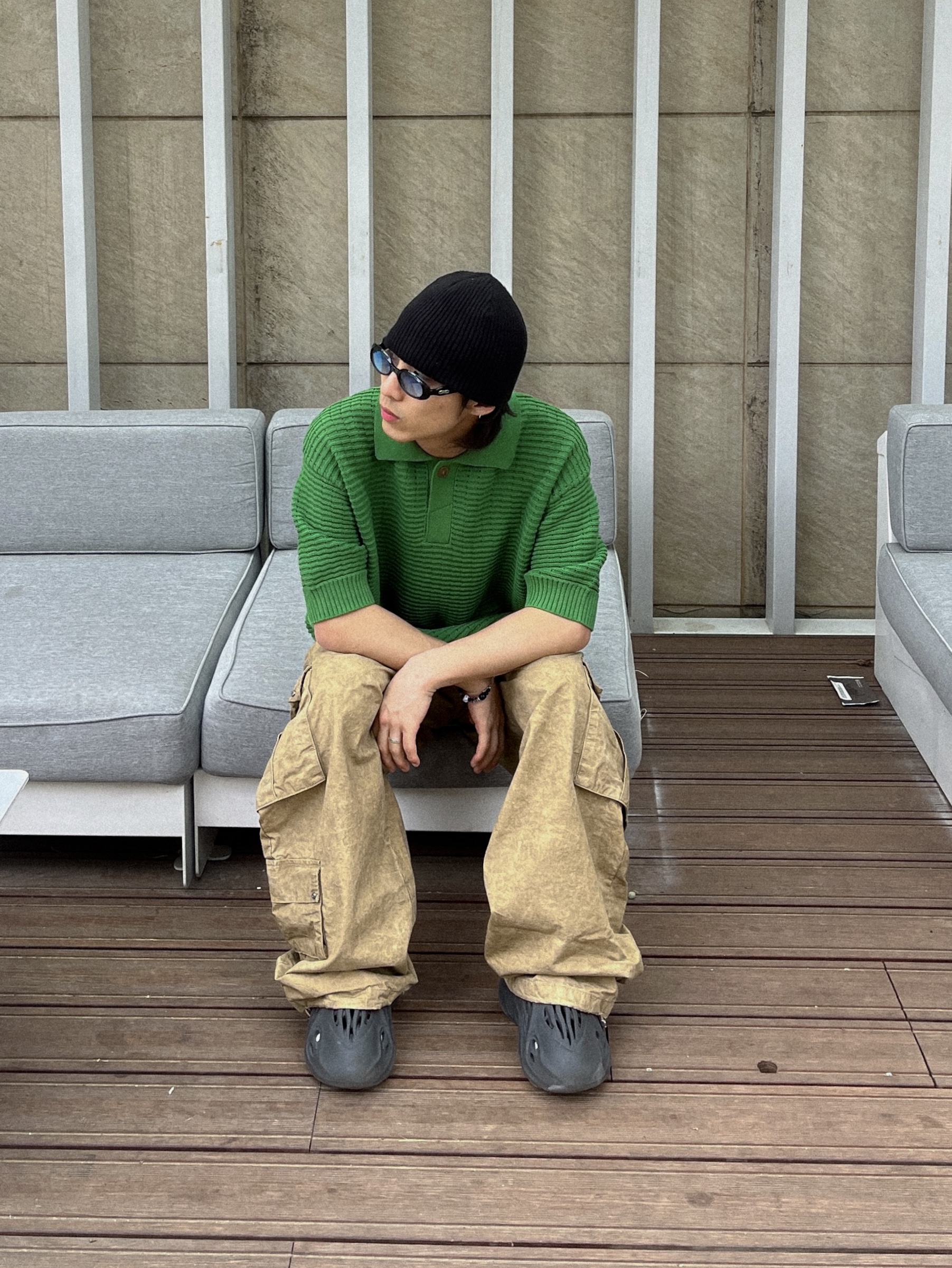 Adidas Yeezy Foam RNNR Onyx 착용 스타일 - 2
