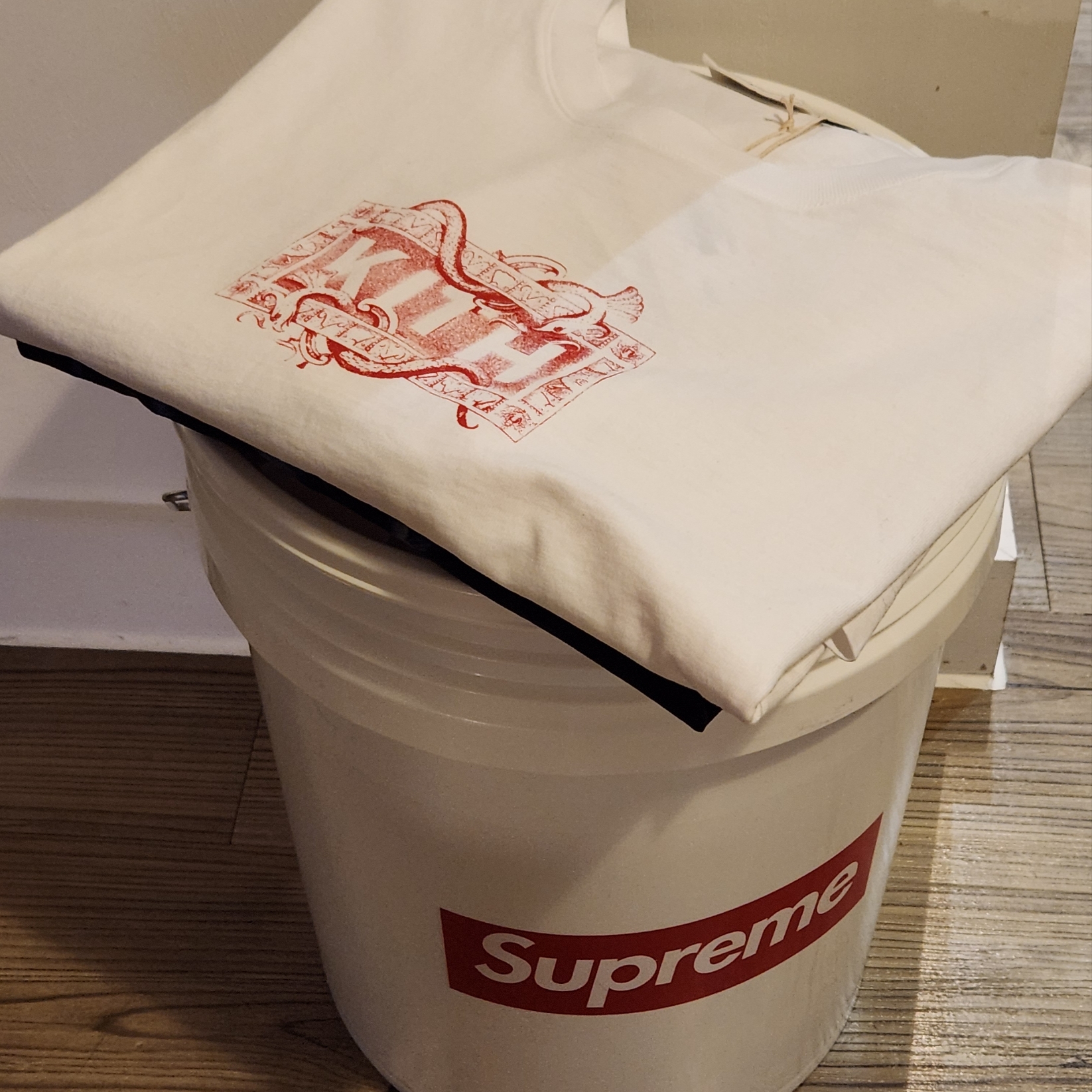Supreme x Leaktite 5-Gallon Bucket White - 24SS 착용 스타일