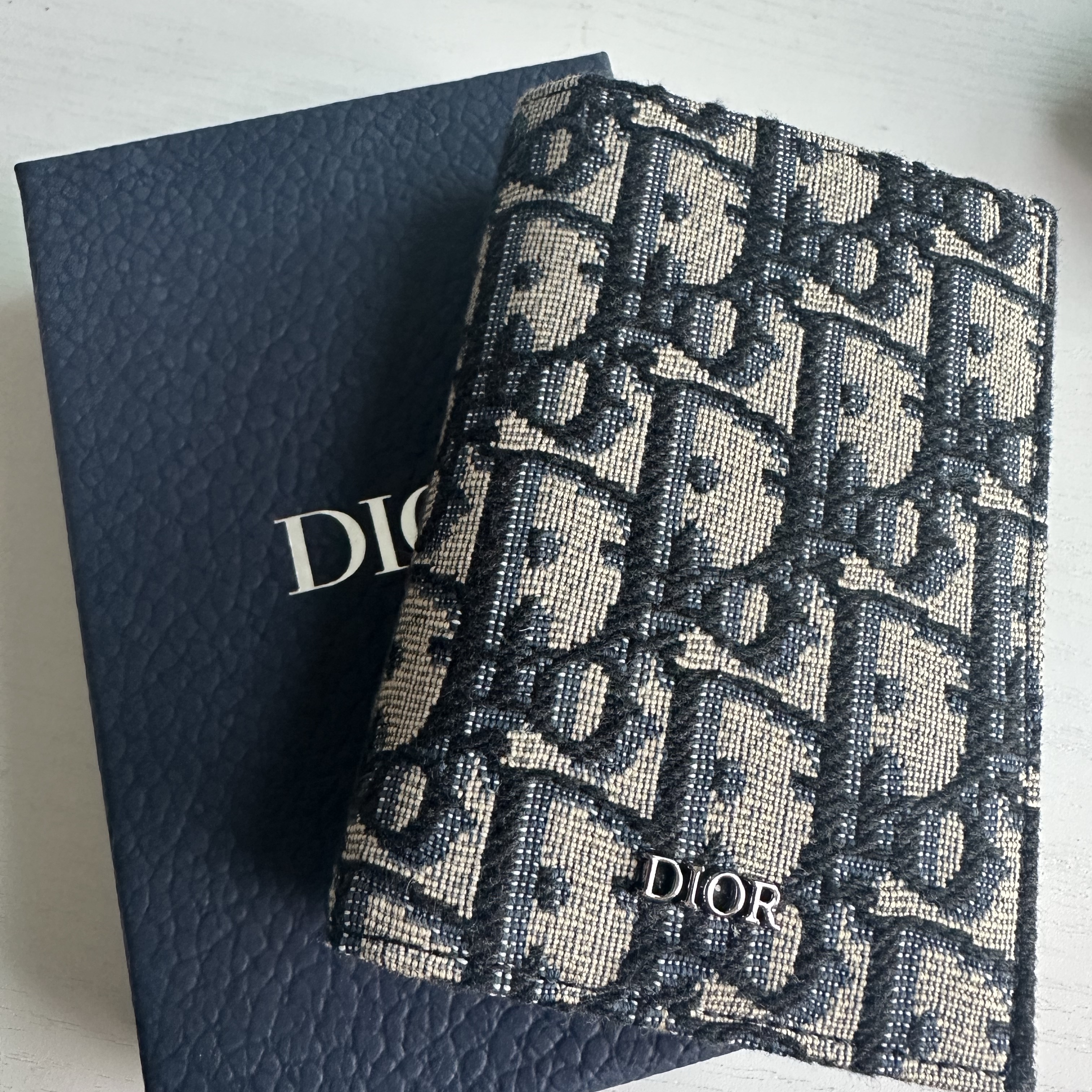 Dior Bi-Fold Card Holder Beige & Black Dior Oblique Jacquard 착용 스타일