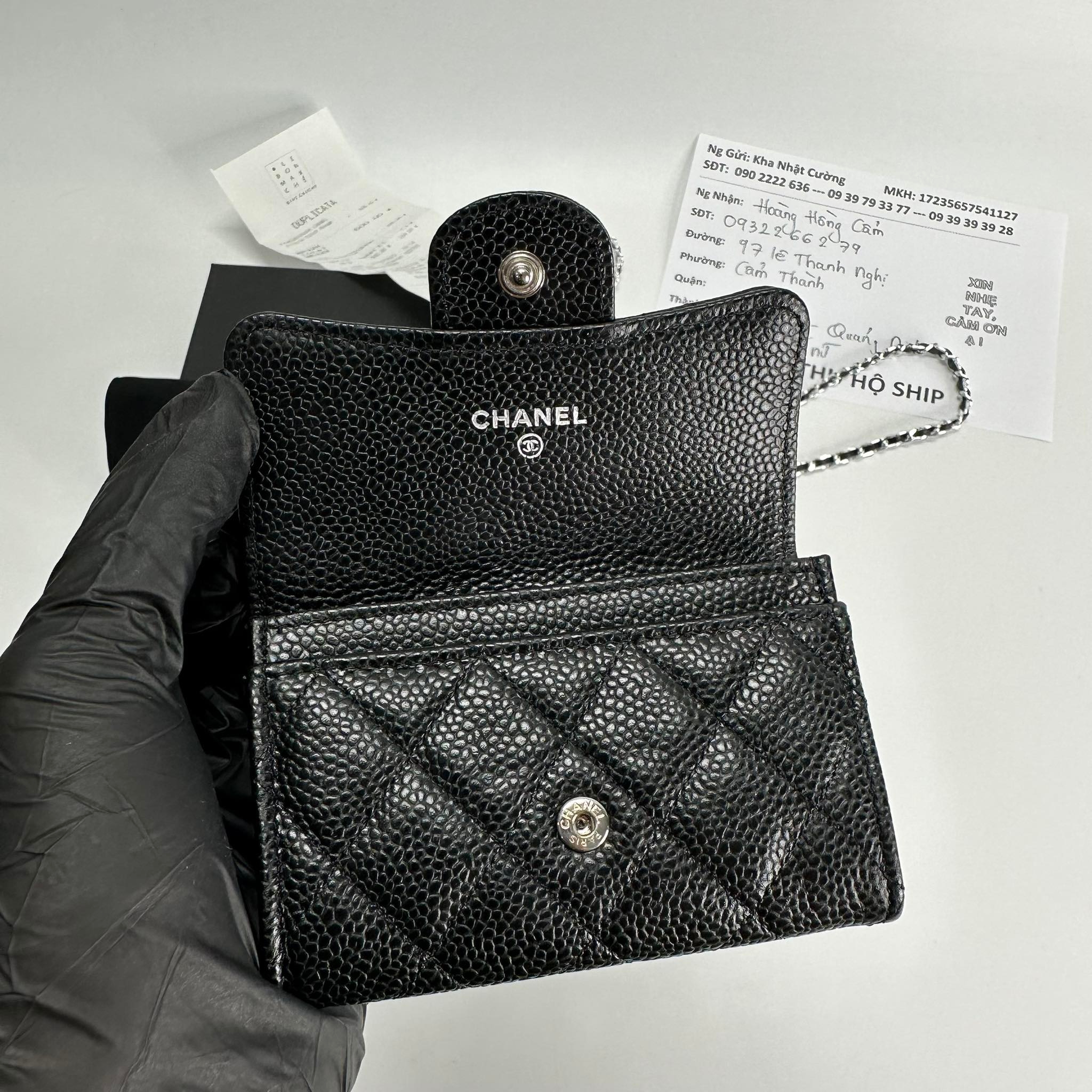 Chanel Classic Card Holder Grained Calfskin & Silver Black 착용 스타일 - 4