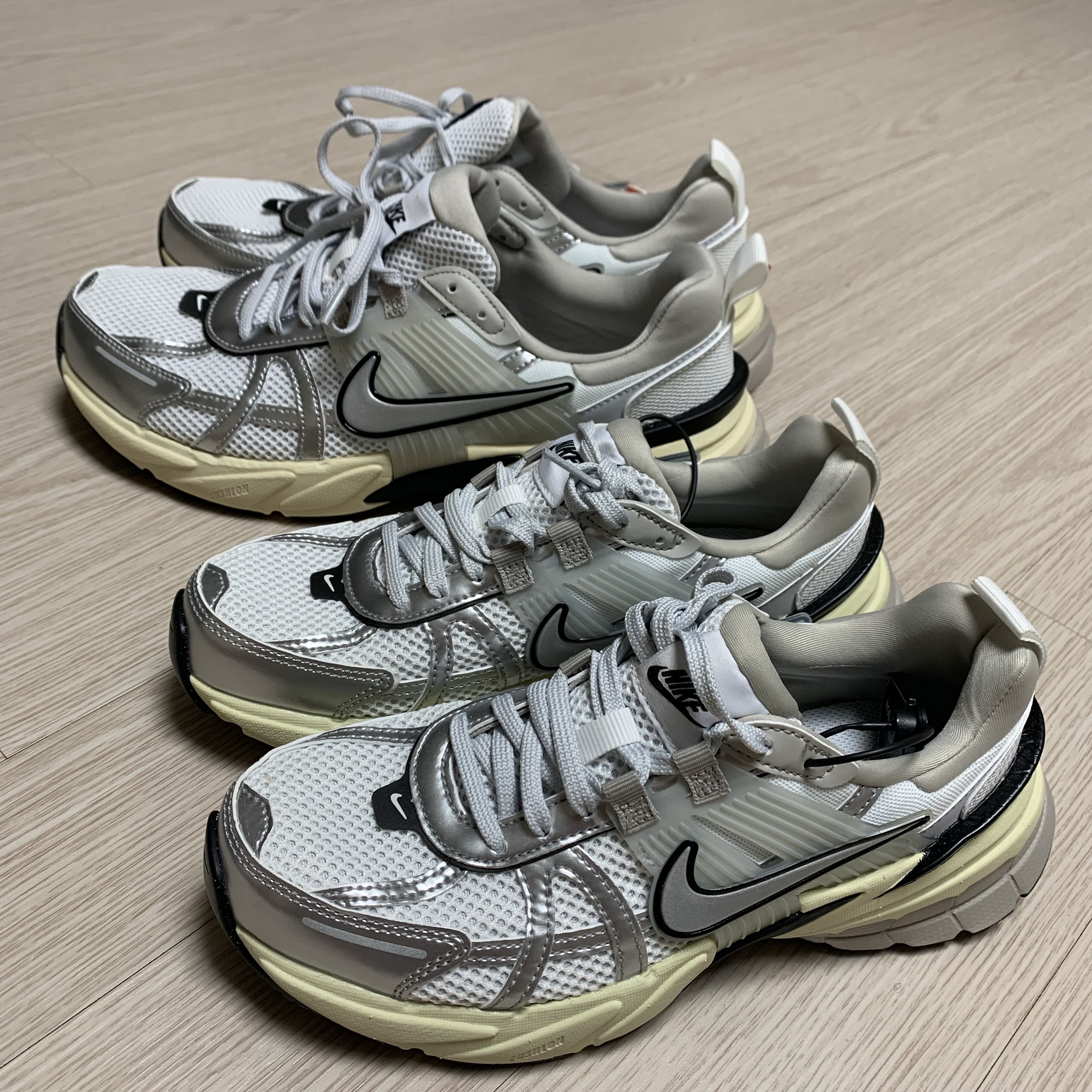 Nike V2K Run Summit White Metallic Silver 착용 스타일