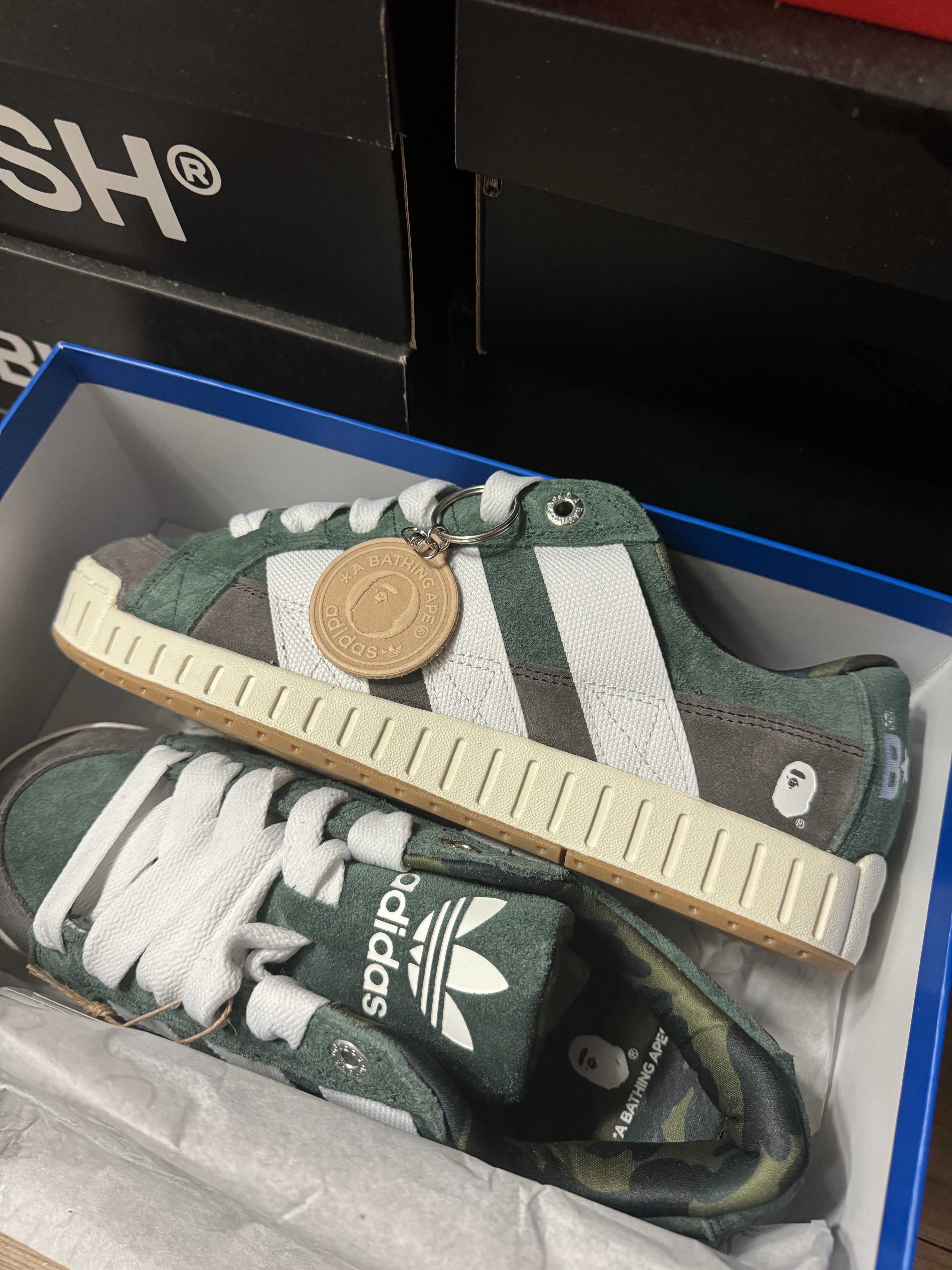 Adidas X BAPE Lawsuit Sand Cloud White 착용 스타일 - 1