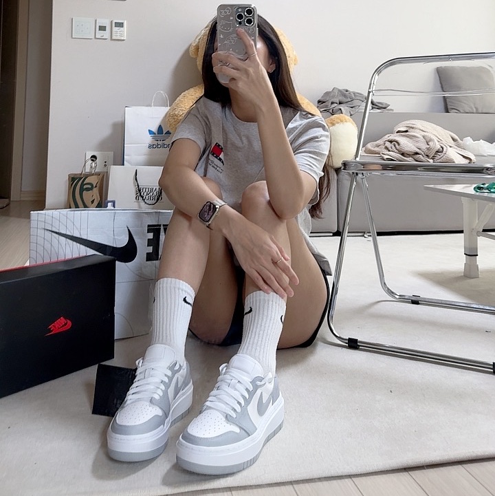(W) Jordan 1 Elevate Low White and Wolf Grey 착용 스타일 - 1