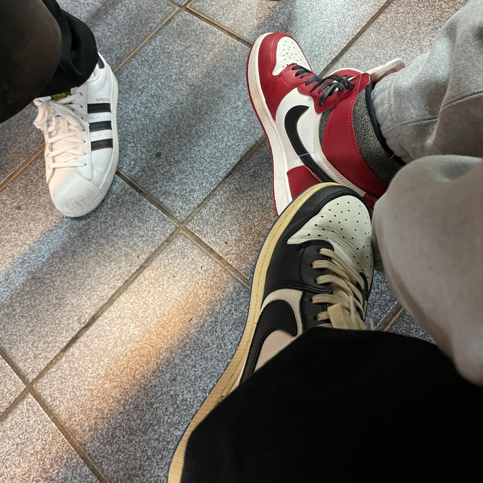 Adidas Superstar White Black, Jordan 1 Retro High OG Chicago 2022 착용 스타일 - 1