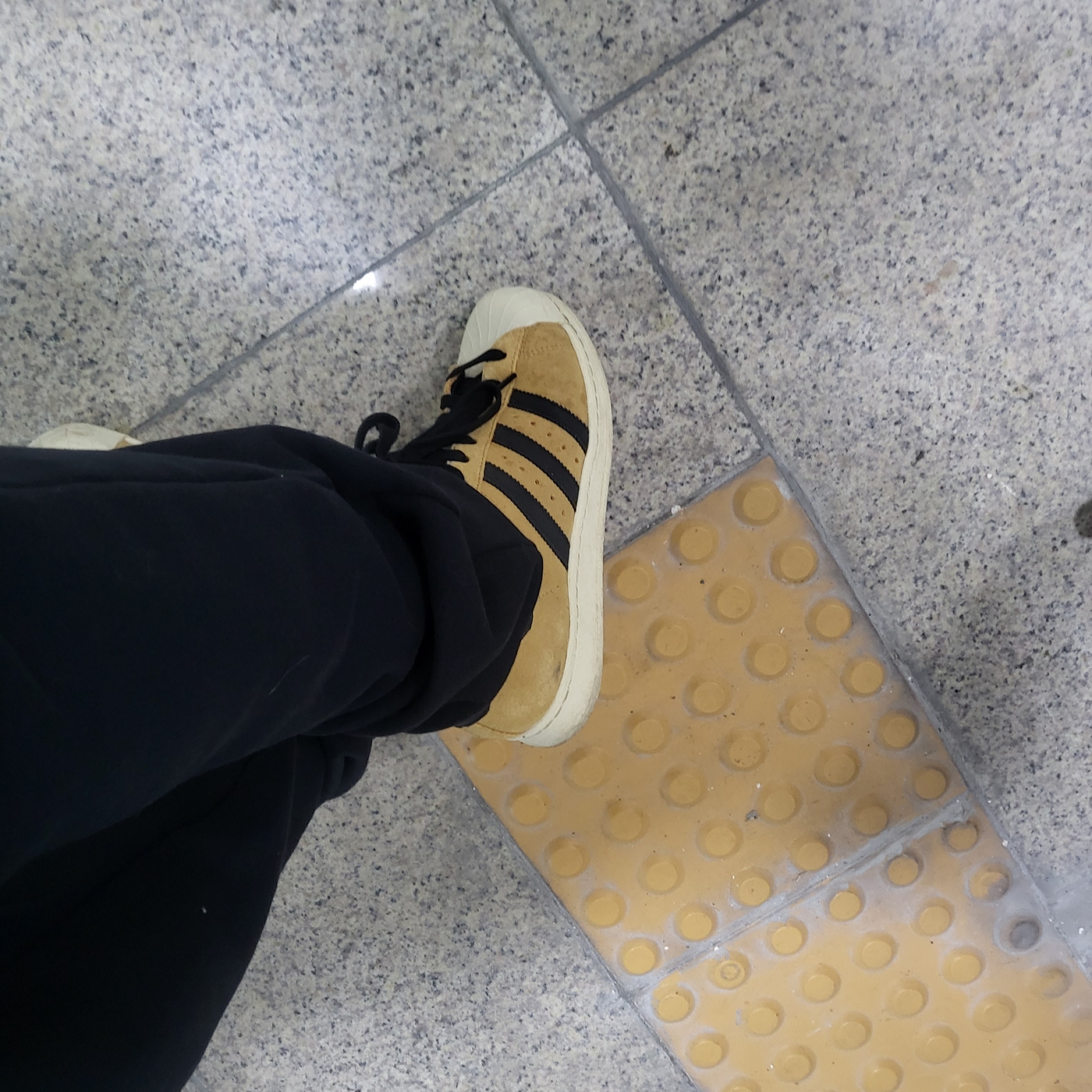Adidas Superstar 82 Mesa Core Black 착용 스타일 - 3