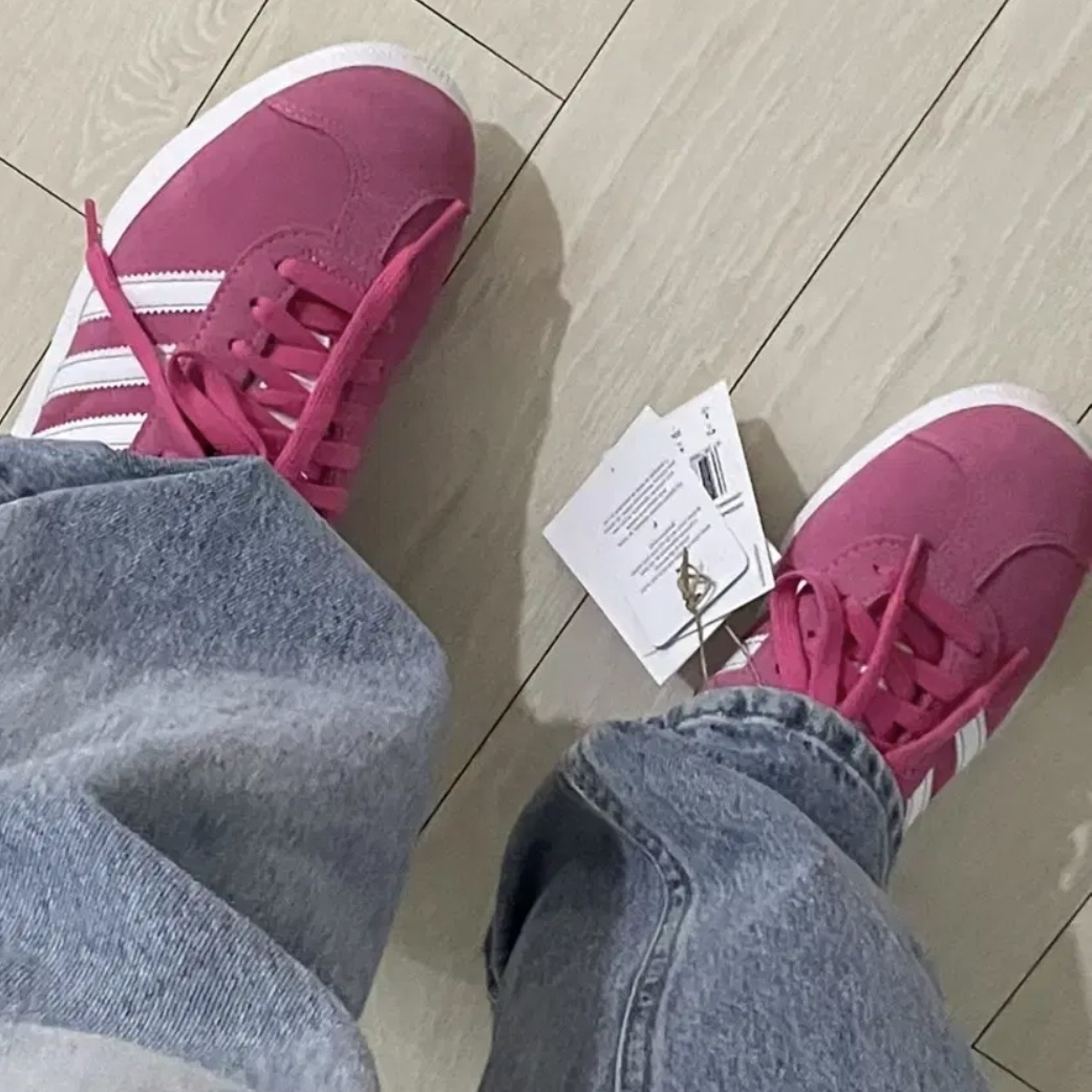 (W) Adidas Gazelle Pulse Magenta Cloud White 착용 스타일