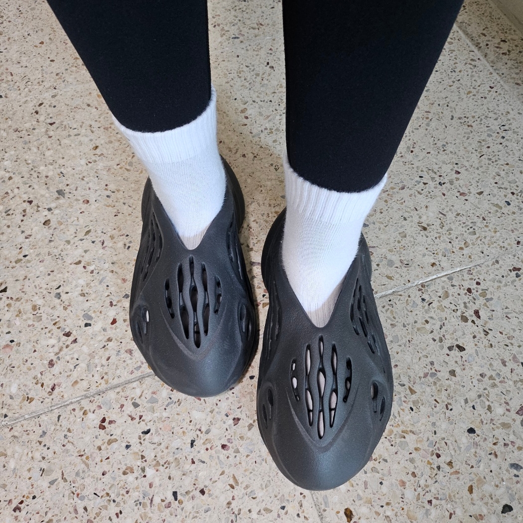 Adidas Yeezy Foam RNNR Onyx 착용 스타일 - 2