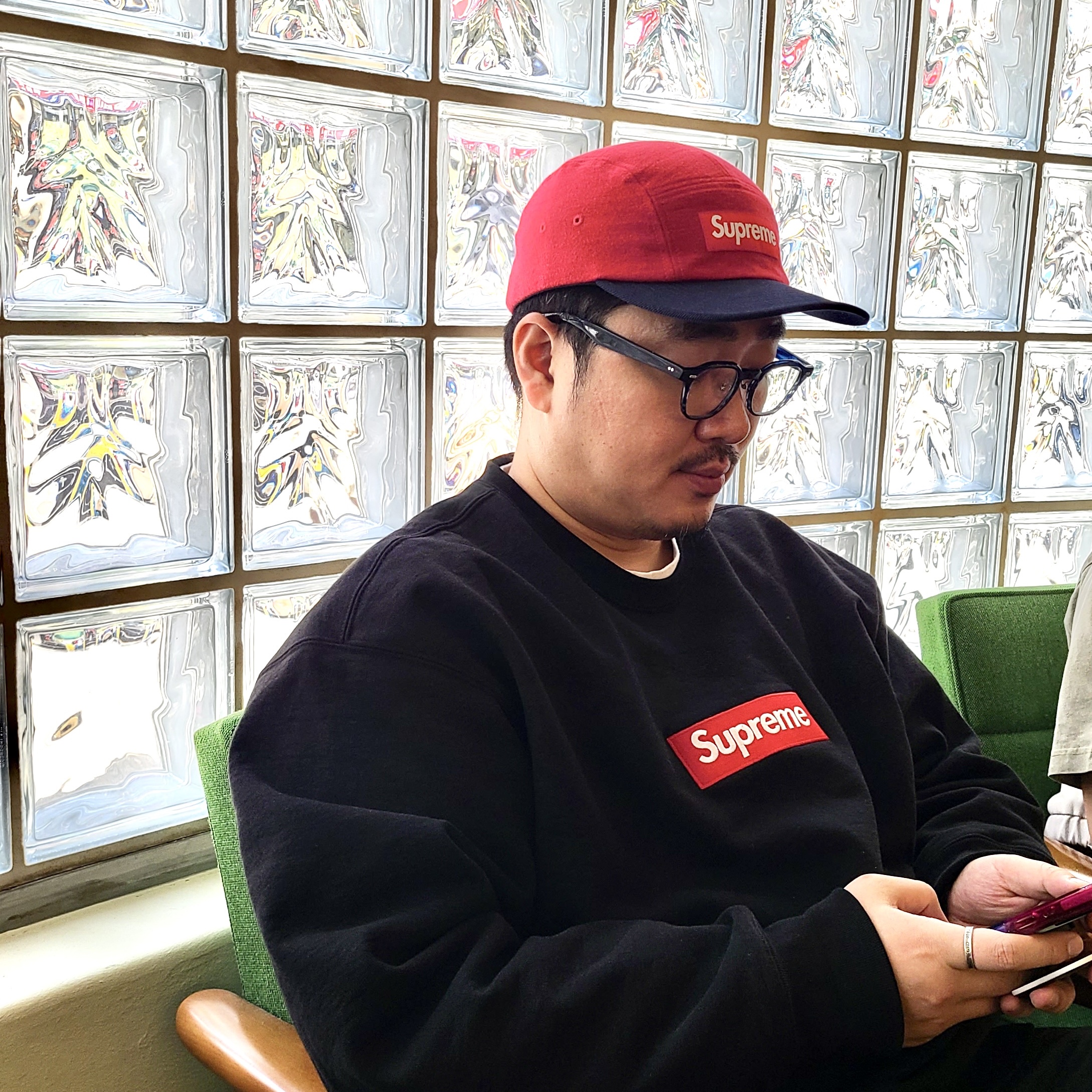 Supreme Box Logo Crewneck Black - 22FW, Supreme 2-Tone Camp Cap Red - 23FW 착용 스타일