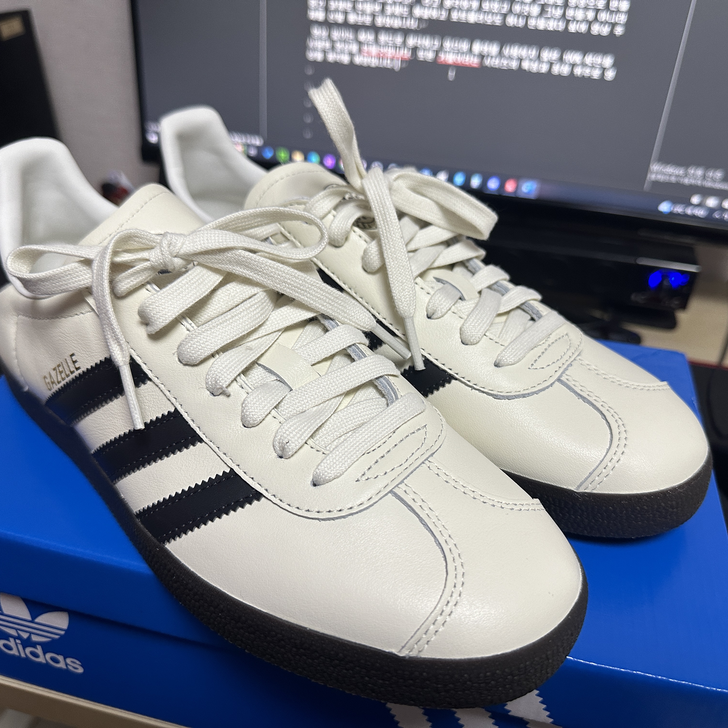 Adidas Gazelle Germany Off White Utility Black 착용 스타일