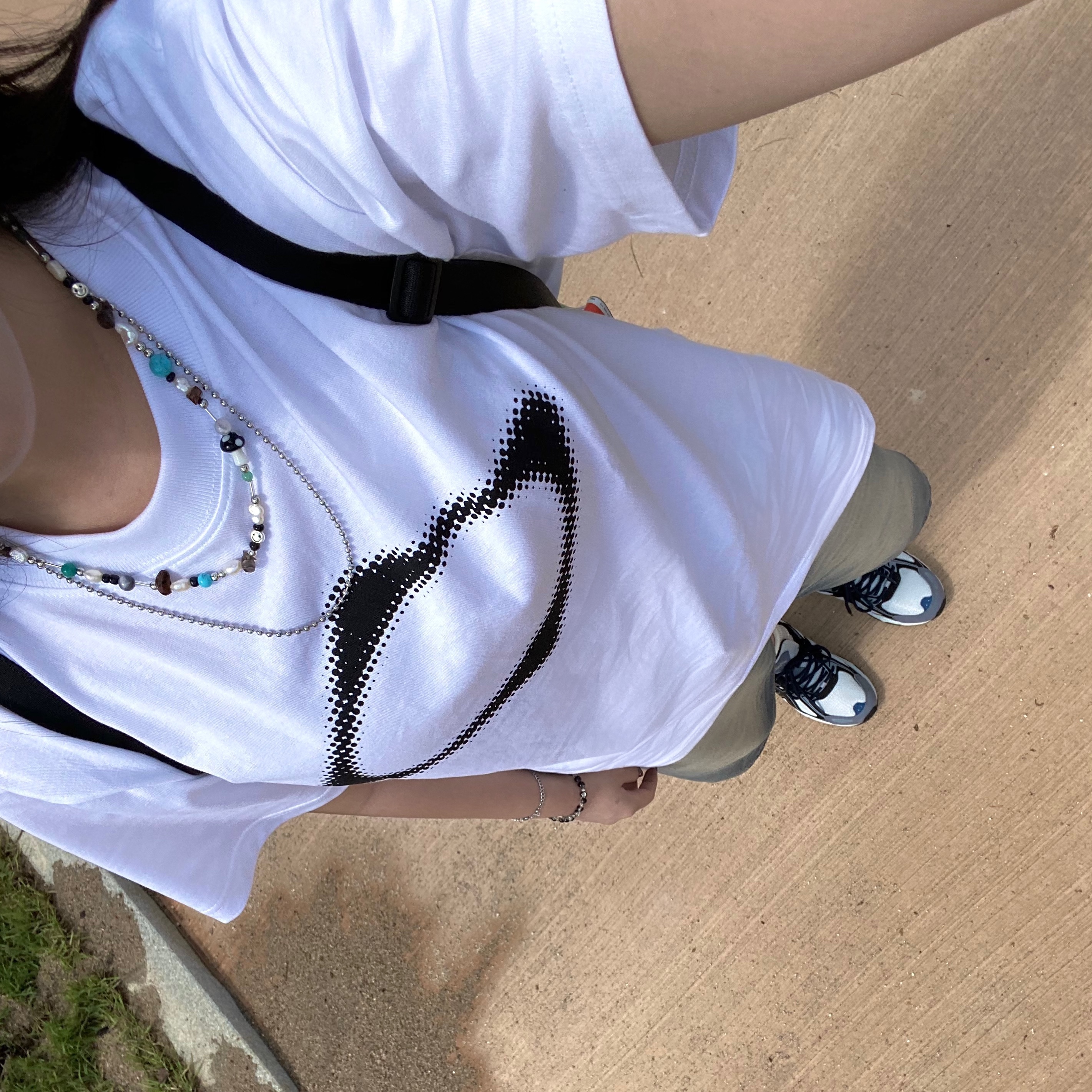 (W) Mischief Rhombus Blur T-Shirt Basic Black, (W) Mischief Rhombus Blur T-Shirt Basic White 착용 스타일