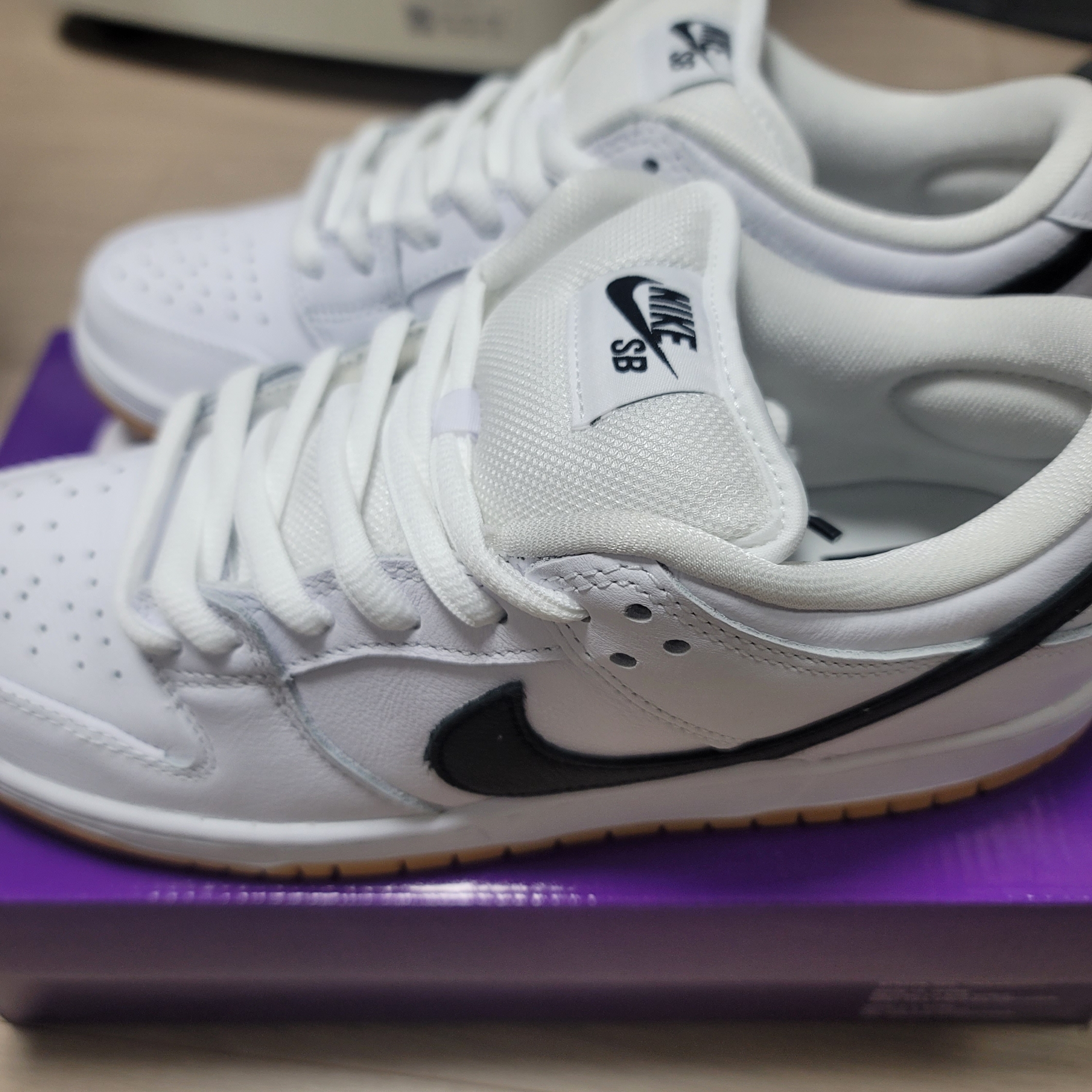 Nike SB Dunk Low Pro White and Gum Light Brown, Nike SB Dunk Low Pro Black White 착용 스타일 - 1