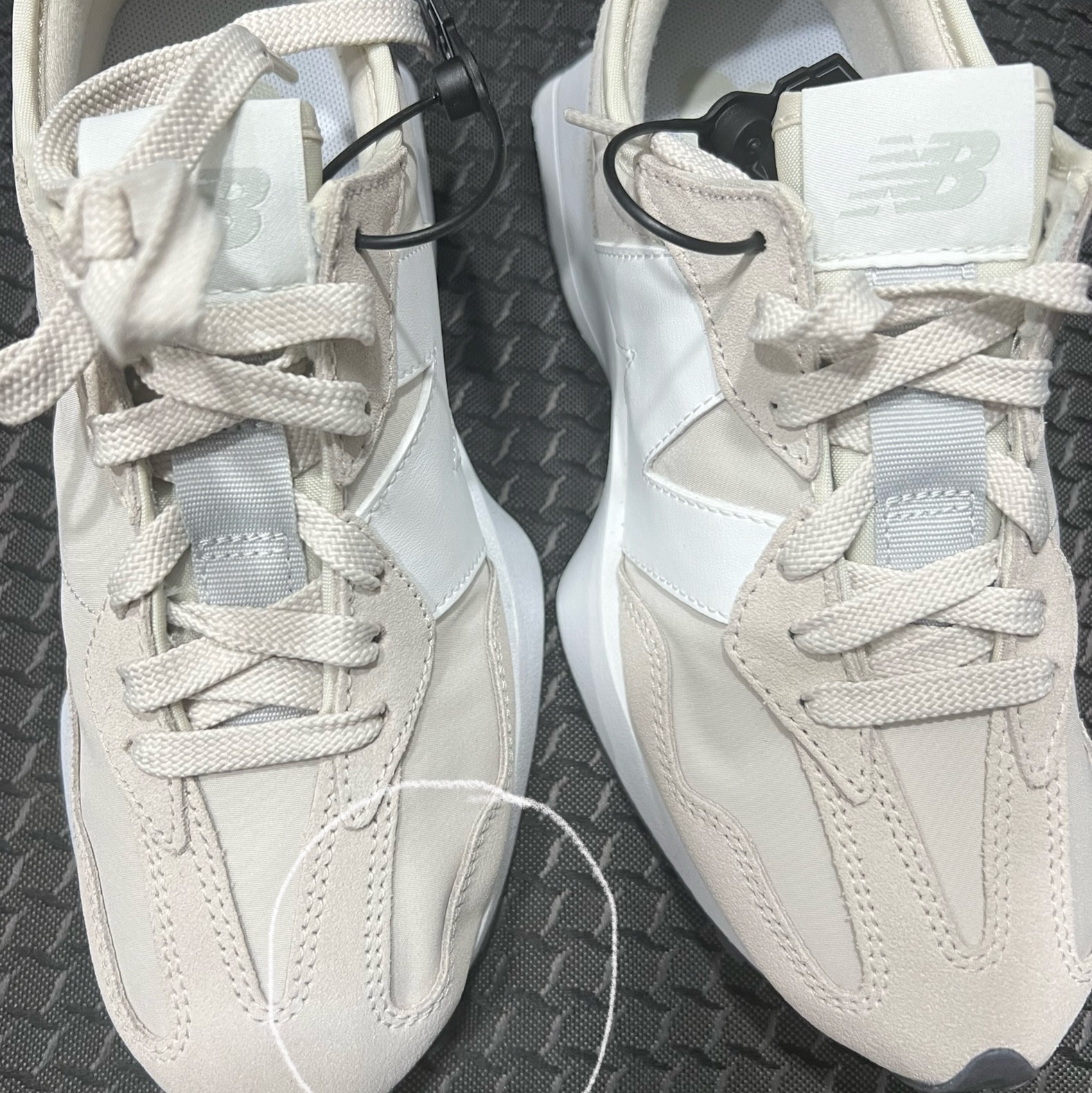 New Balance 327 Beige 착용 스타일 - 2