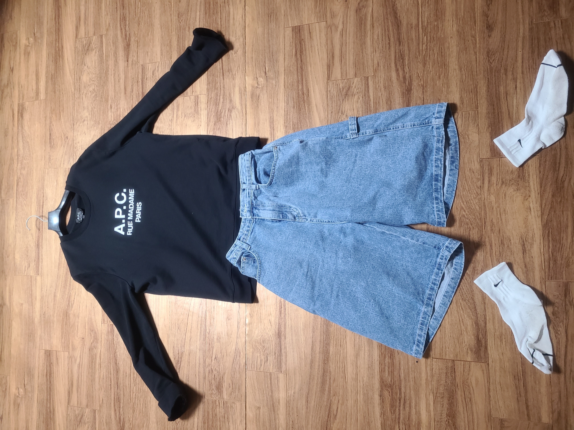 A.P.C. Rufus Sweatshirt Black 착용 스타일