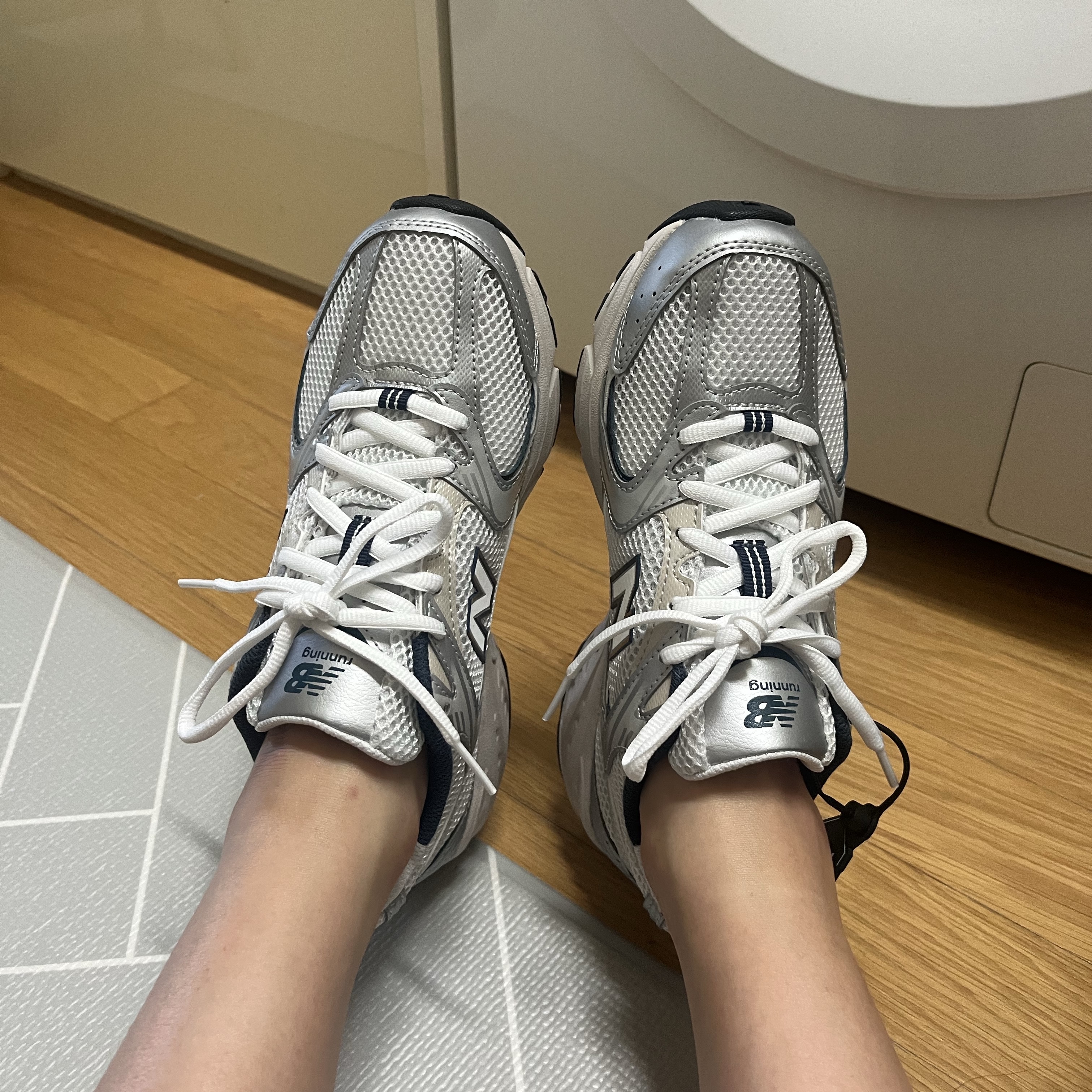 New Balance 530 Steel Grey 착용 스타일 - 1