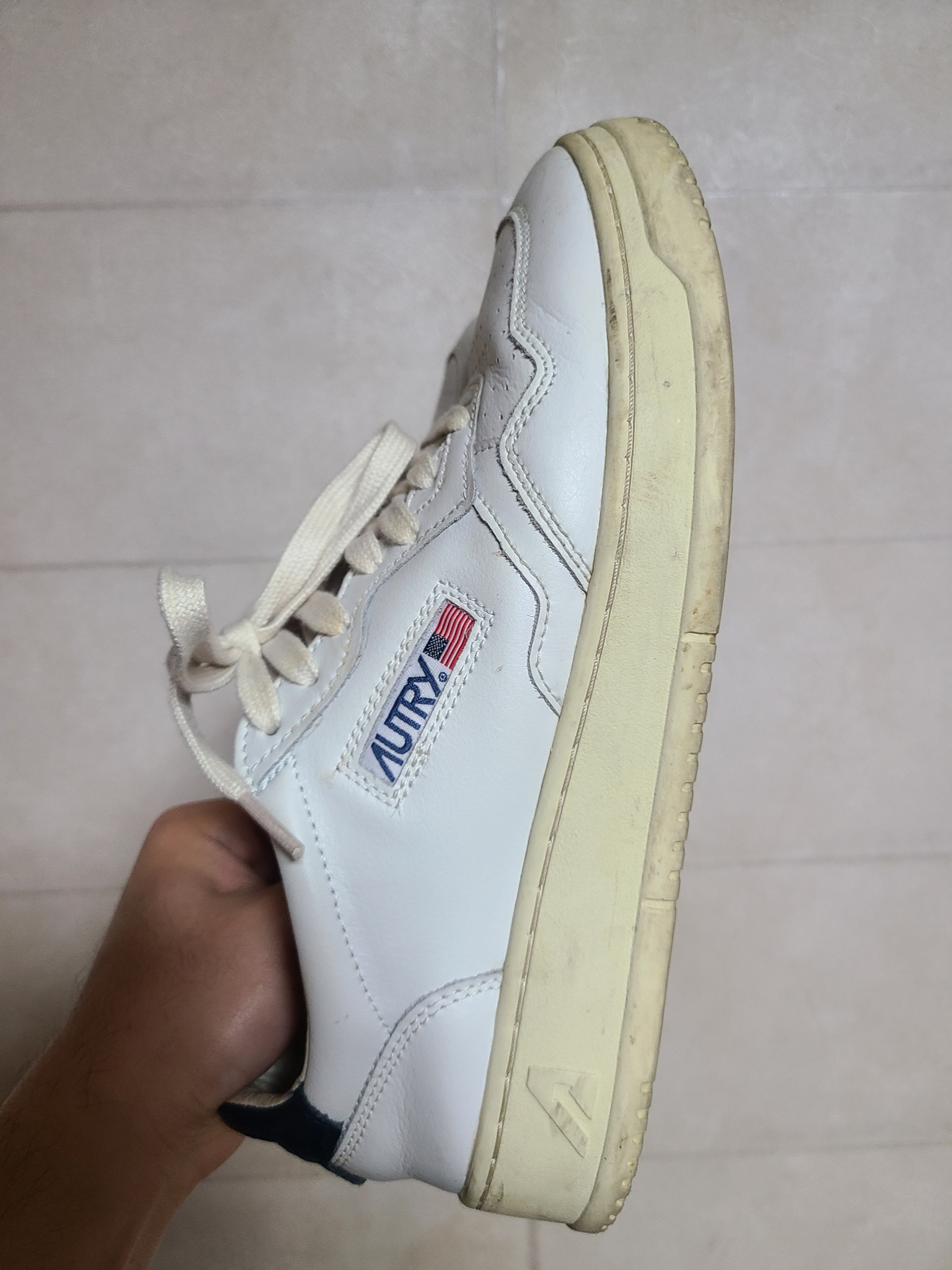Autry Medalist Low Leather Sneakers White Blue 착용 스타일 - 2