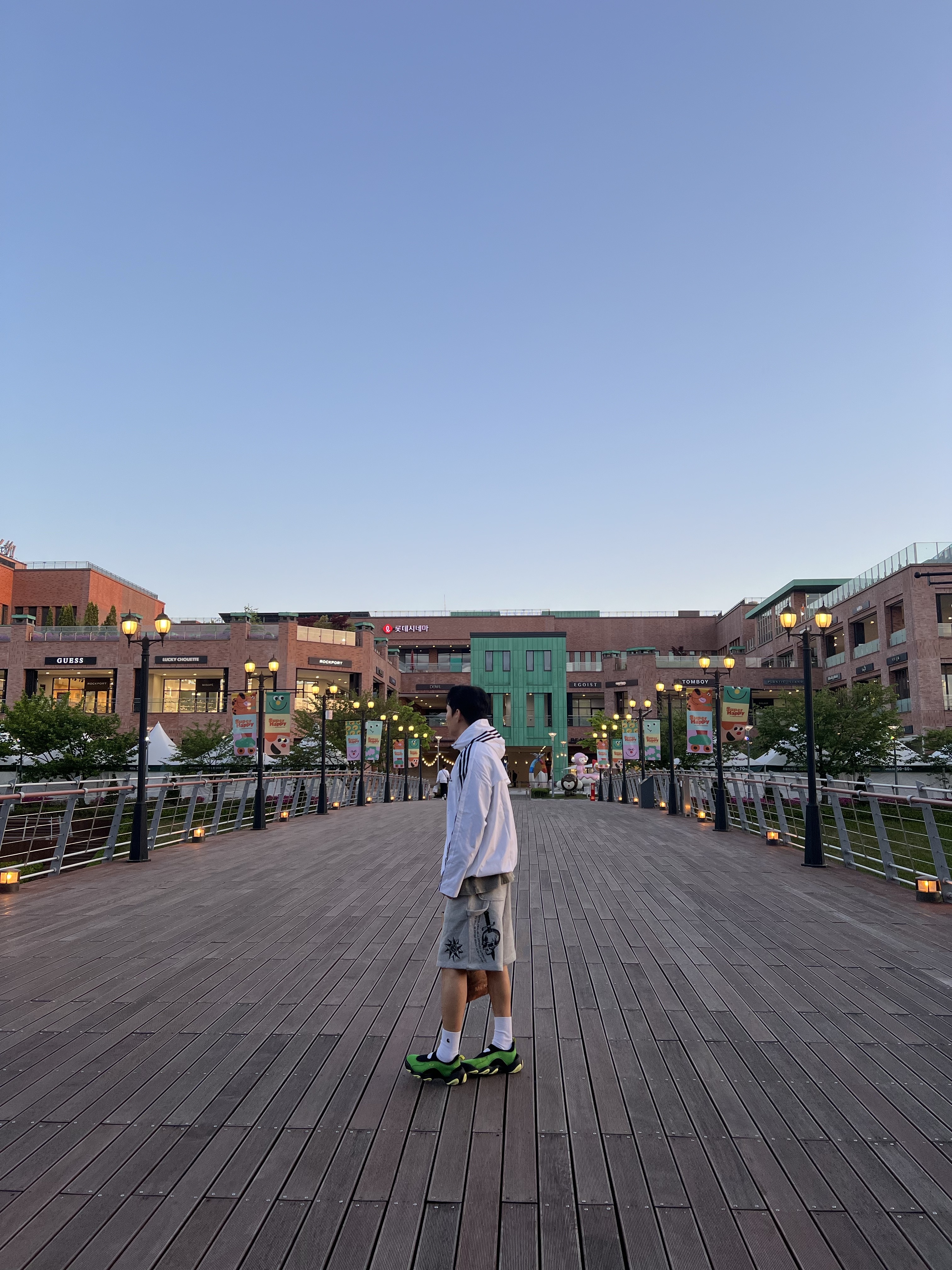 Oakley Factory Team x Brain Dead Flesh Sandals Green Lemon, Adidas Essential 3S Woven Windbreaker Jacket White - KR Sizing 착용 스타일 - 2
