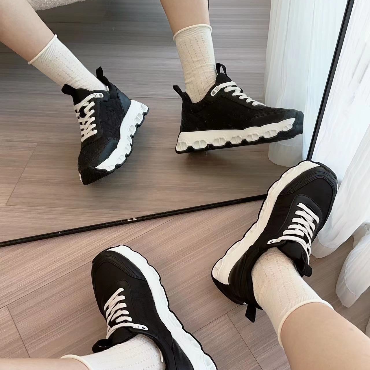 (W) Hermes Impulse Sneakers Parachute Fabric Calfskin & Noir 착용 스타일 - 2