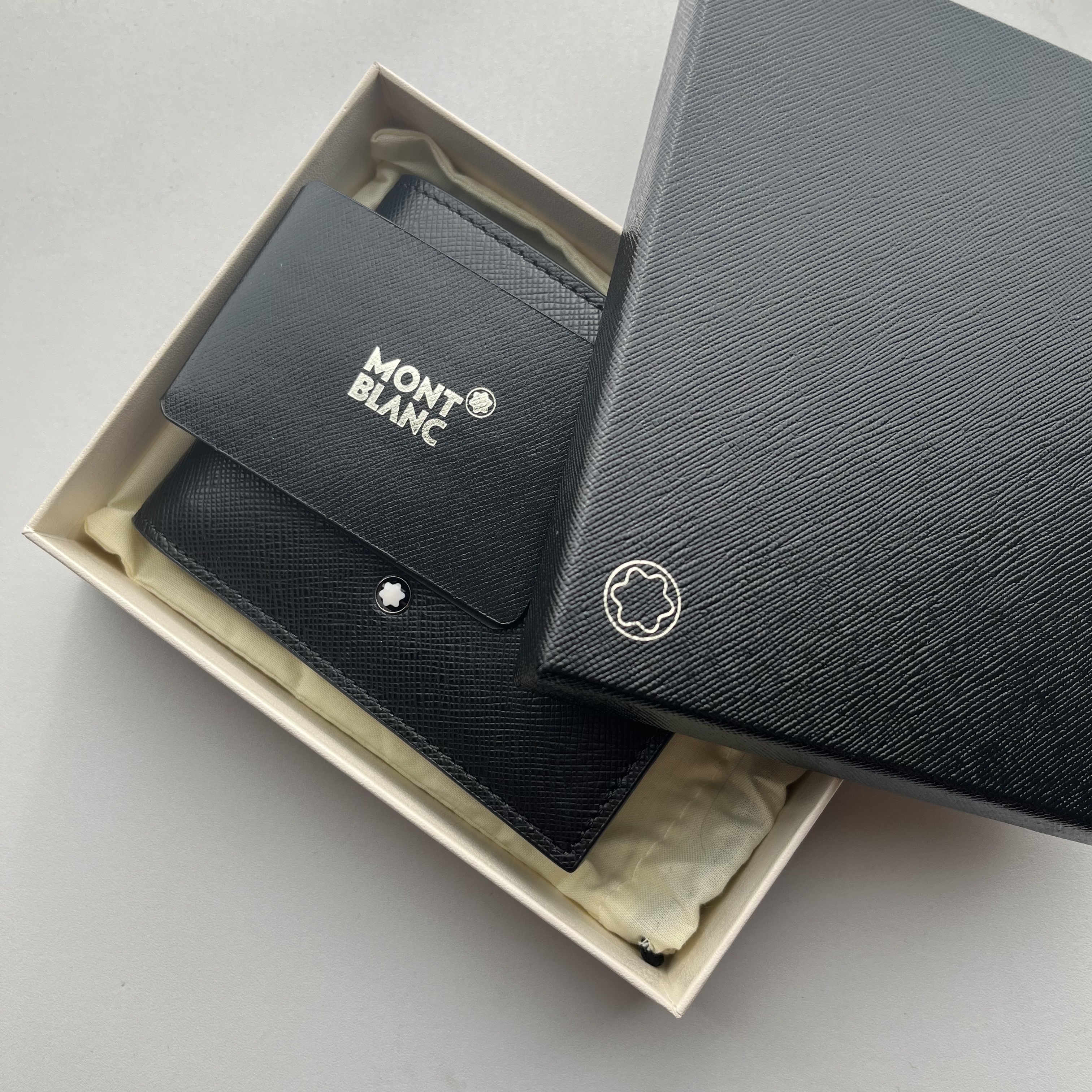 Montblanc Sartorial 6cc Wallet Black 착용 스타일 - 1
