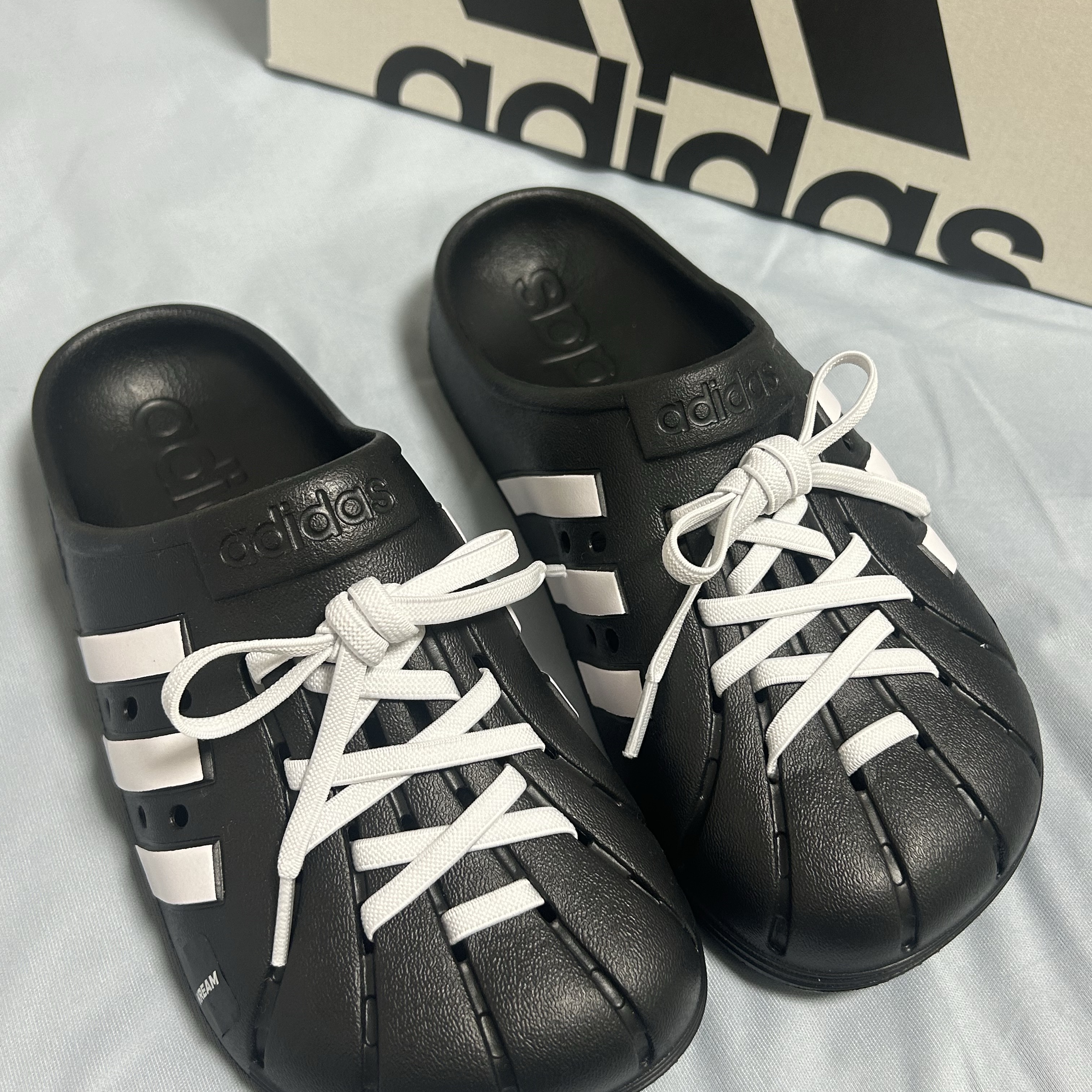 Adidas Adilette Clog Black White 착용 스타일