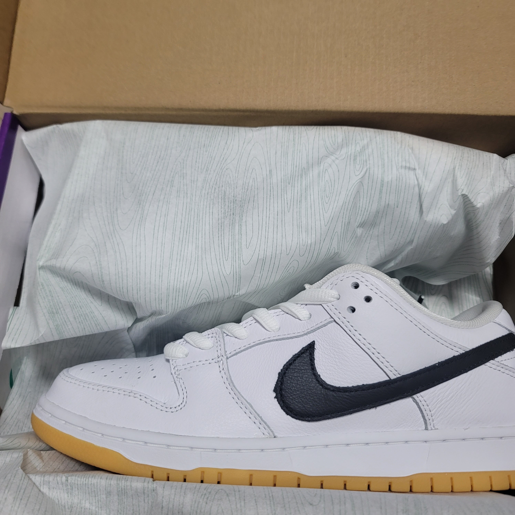 Nike SB Dunk Low Pro White and Gum Light Brown, Nike SB Dunk Low Pro Black White 착용 스타일 - 4