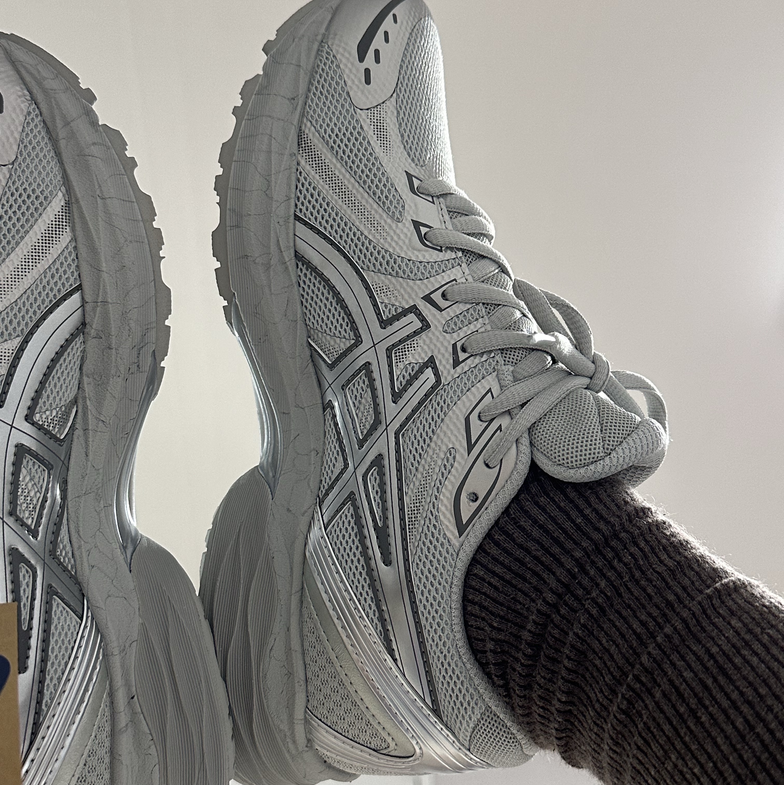 (W) Asics Gel-Flux 4 CN Gray Silver 착용 스타일 - 1