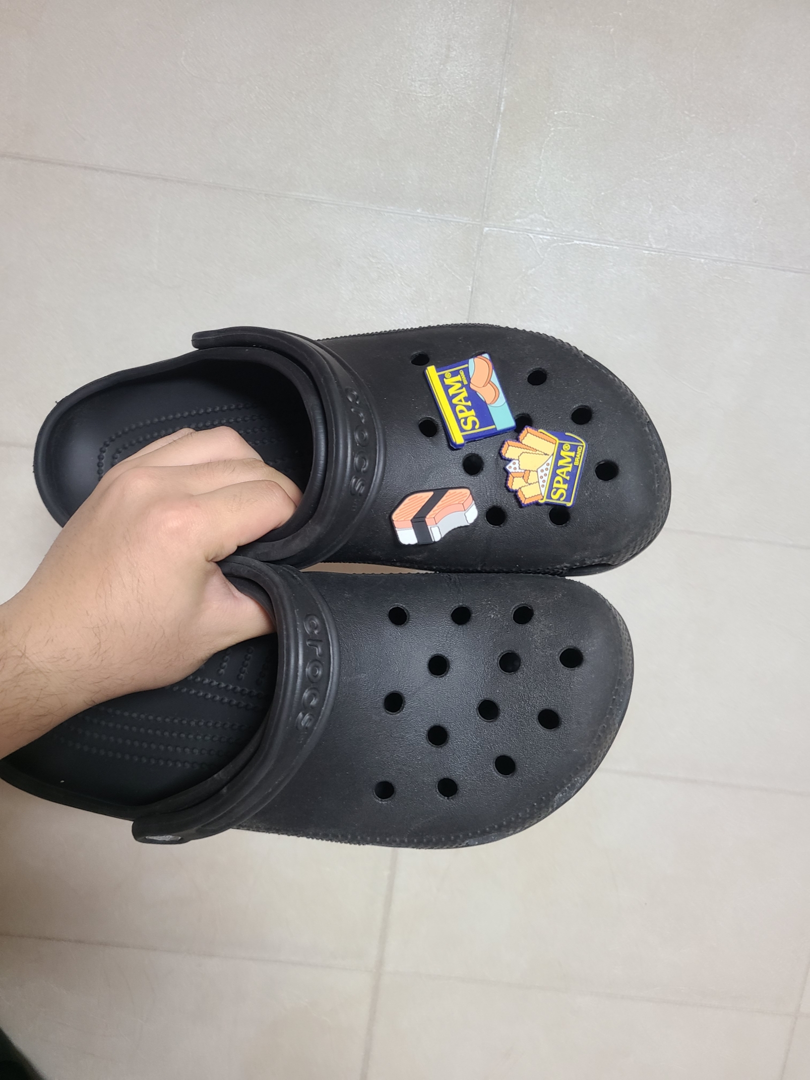 Crocs Classic Clog Black 착용 스타일 - 1