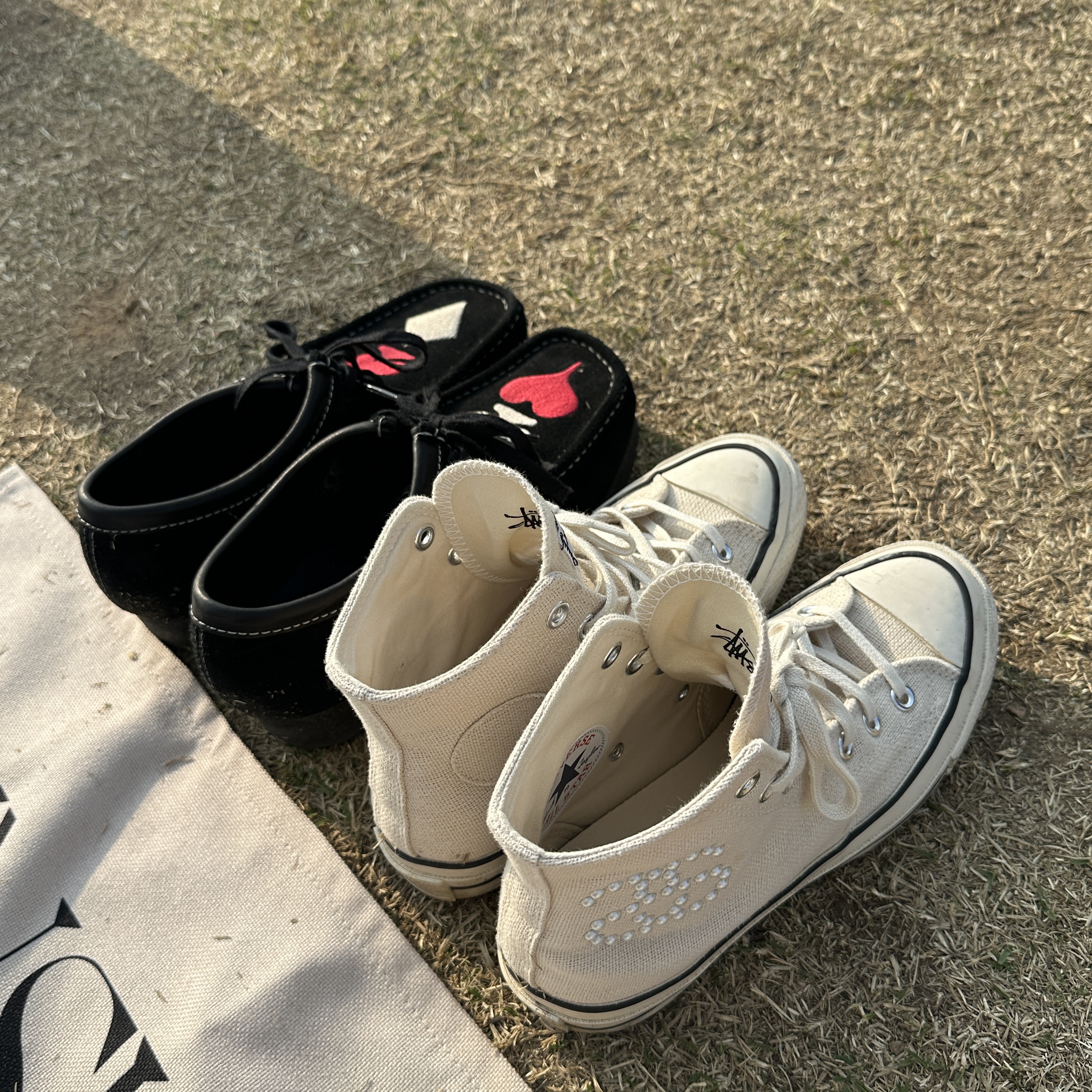Converse x Stussy Chuck 70 High Natural Ivory, Clarks x Stussy Wallabee Black Suede 착용 스타일 - 1