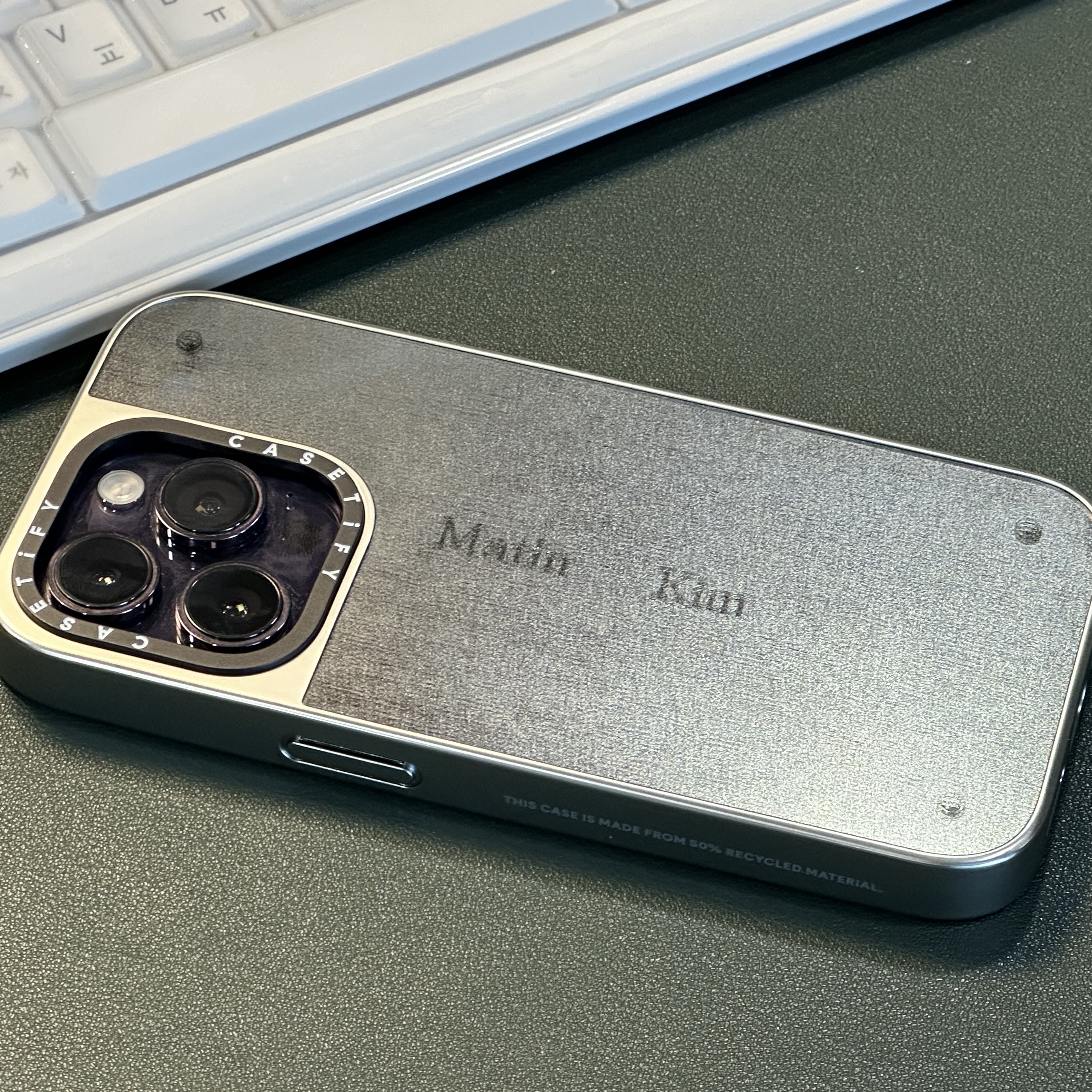 Casetify x Matin Kim iPhone Signature Magsafe Mirror Case Silver 착용 스타일