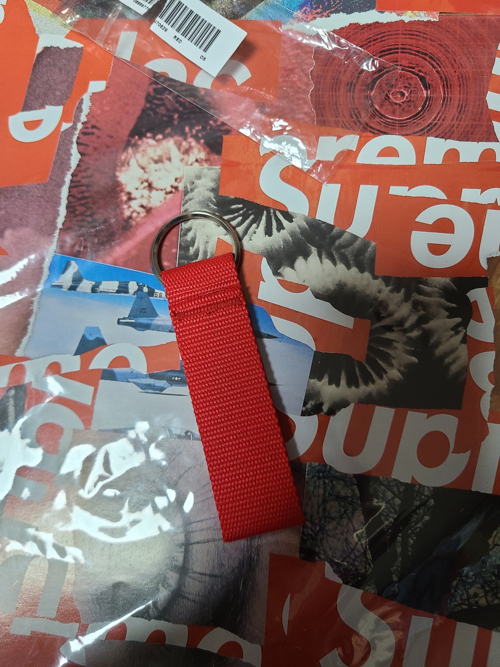 Supreme Webbing Keychain Red - 23SS 착용 스타일 - 3