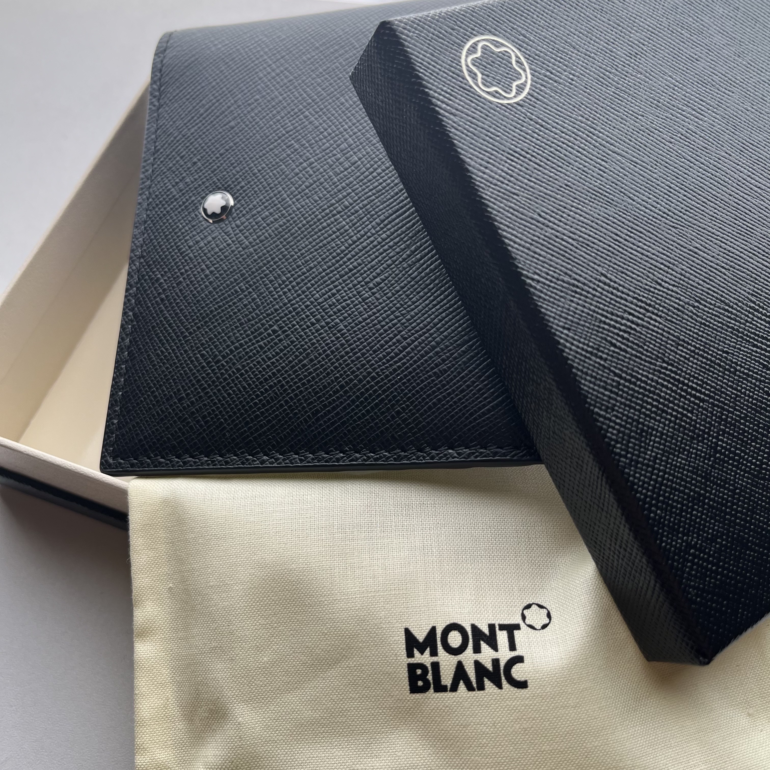 Montblanc Sartorial 6cc Wallet Black 착용 스타일 - 3