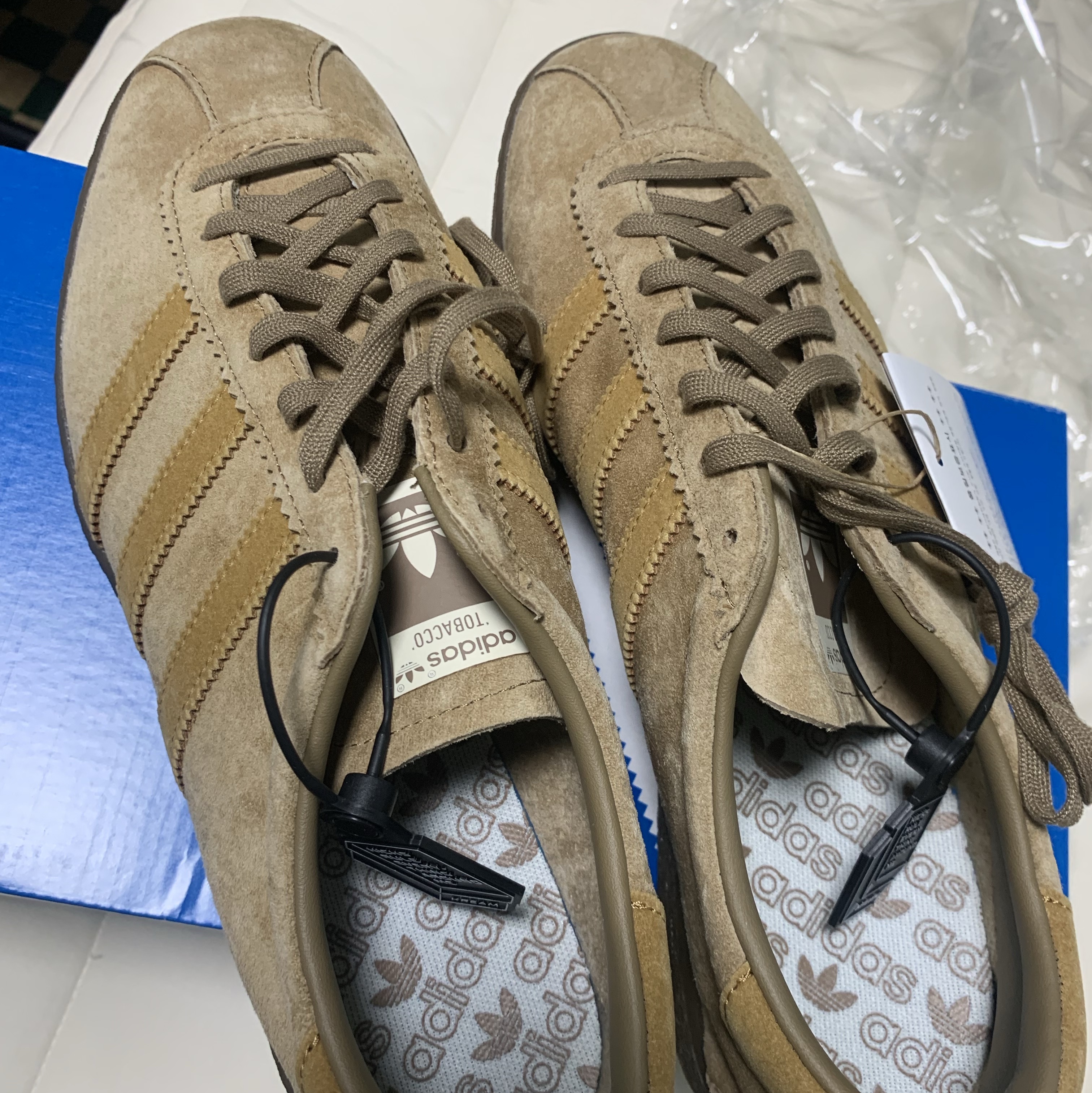 Adidas Tobacco Pantone Mesa 착용 스타일