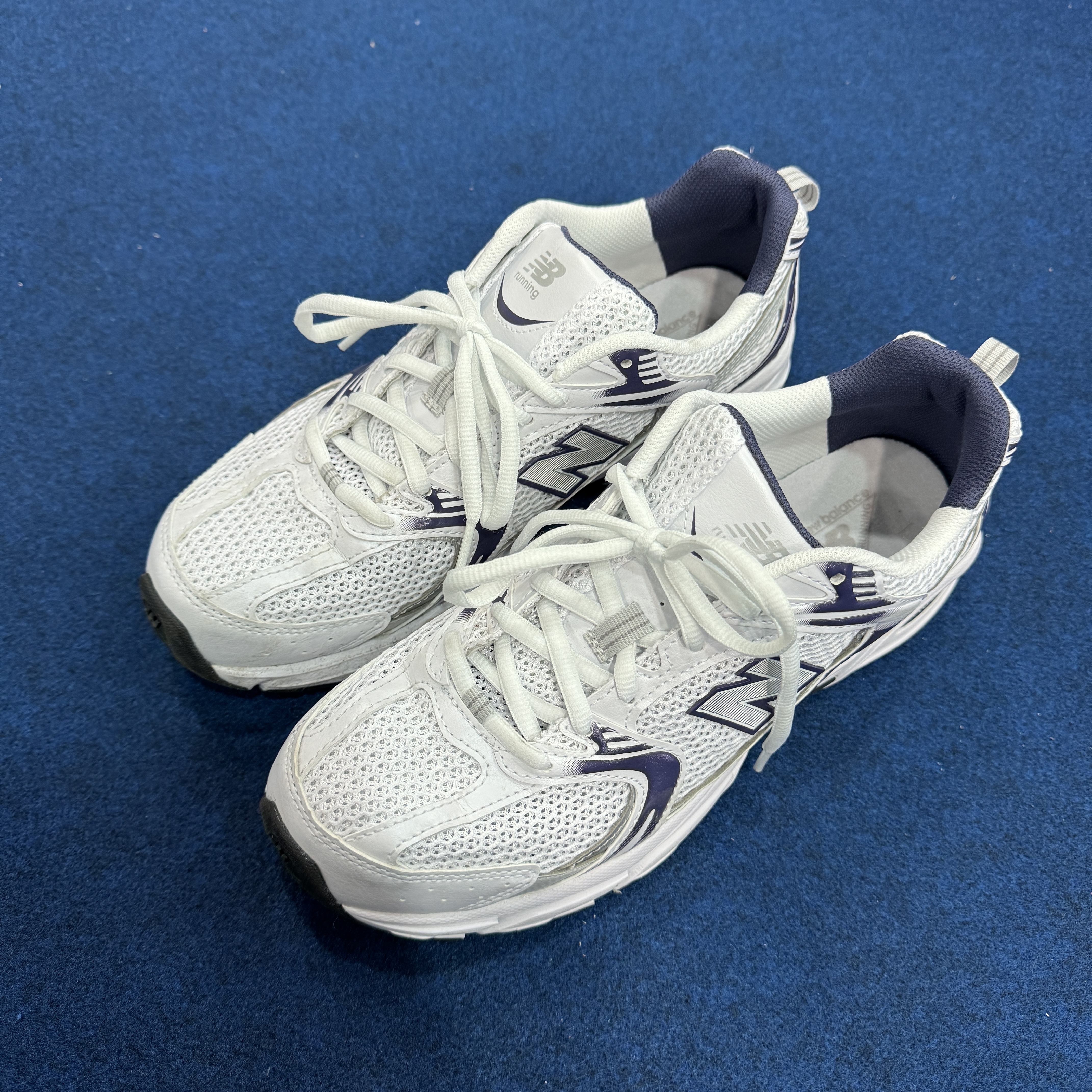 New Balance 530 White Dark Mercury 착용 스타일